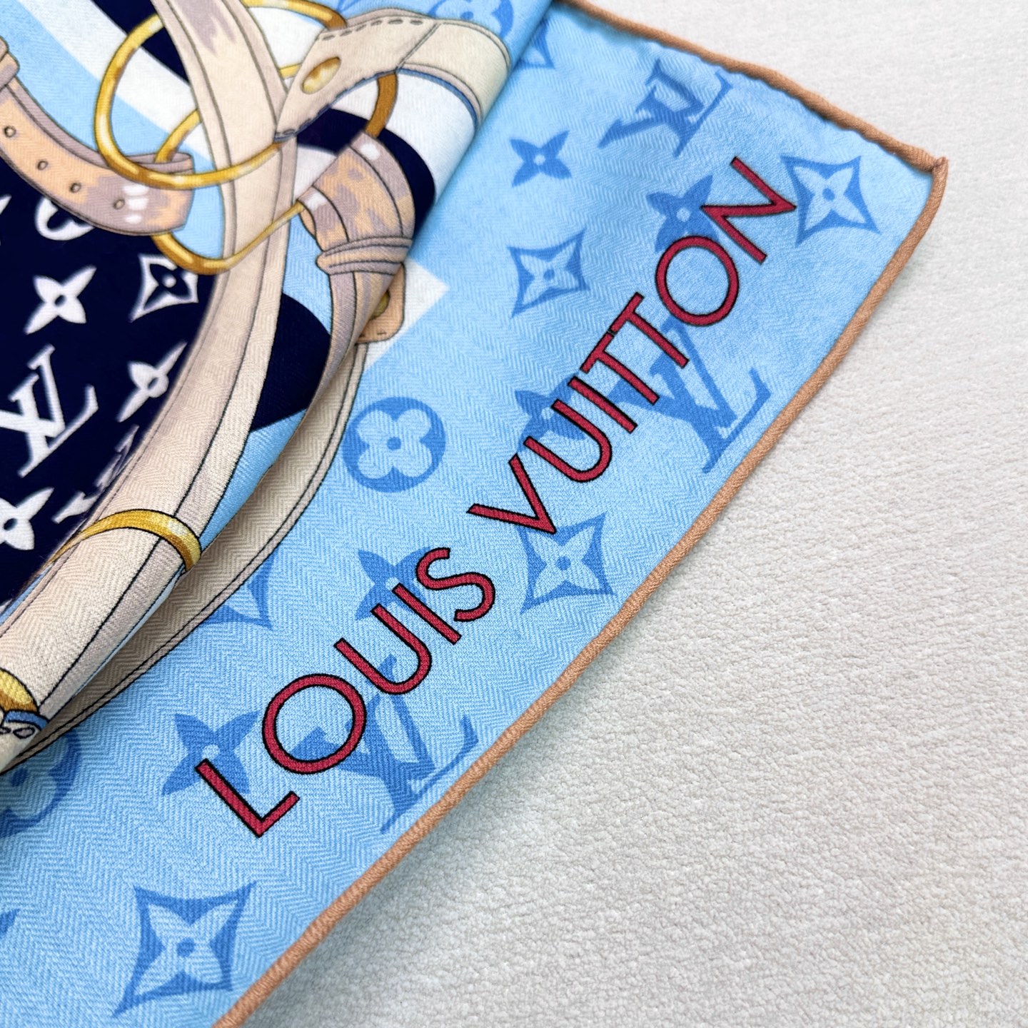 Flower And StraPs 以瞩目笔触彰显雅致风范，依托丝印工艺描绘 Monogram 花卉、肩