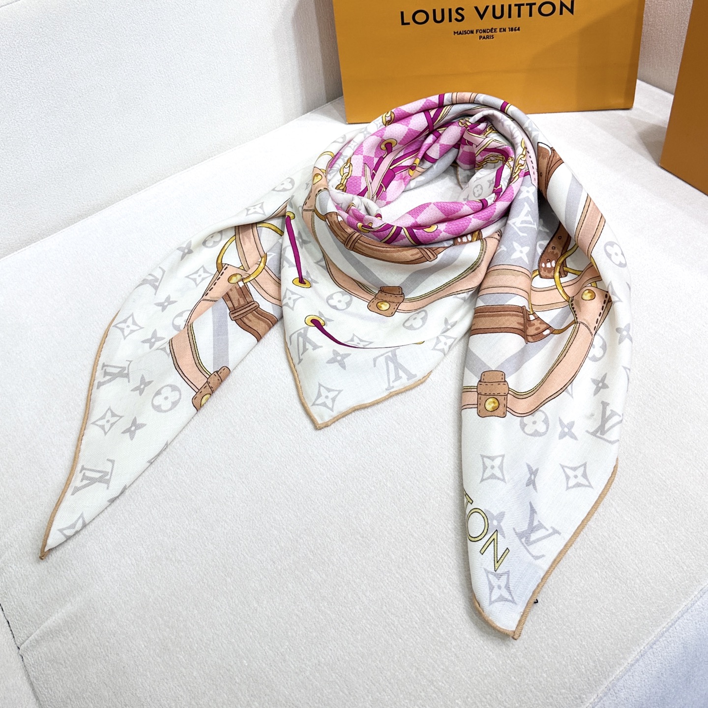 Flower And StraPs 以瞩目笔触彰显雅致风范，依托丝印工艺描绘 Monogram 花卉、肩