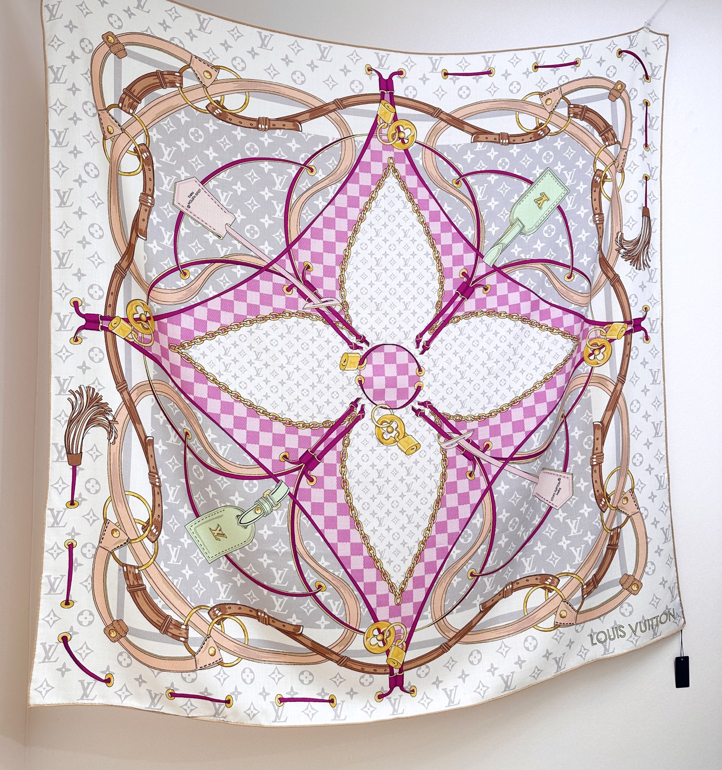 Flower And StraPs 以瞩目笔触彰显雅致风范，依托丝印工艺描绘 Monogram 花卉、肩