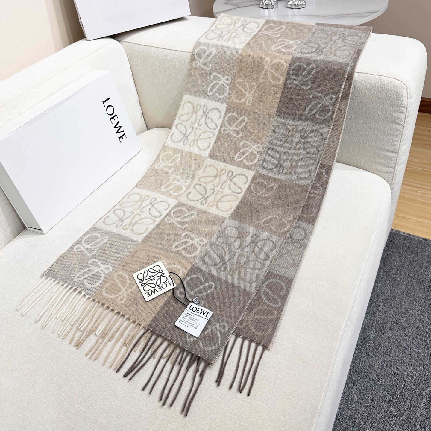 原单品质(性价比超高)𝐋𝐨𝐞𝐰𝐞 最。爆款！双面棋格围巾 三色Size：180x40cm 90%羊毛10