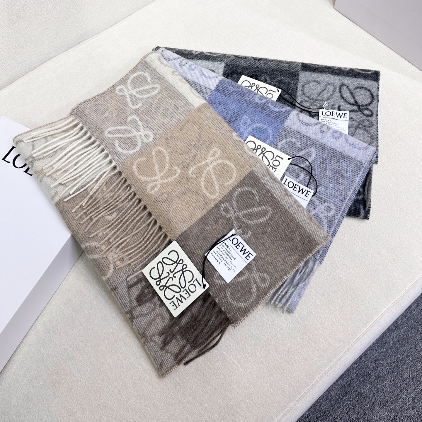 原单品质(性价比超高)𝐋𝐨𝐞𝐰𝐞 最。爆款！双面棋格围巾 三色Size：180x40cm 90%羊毛10