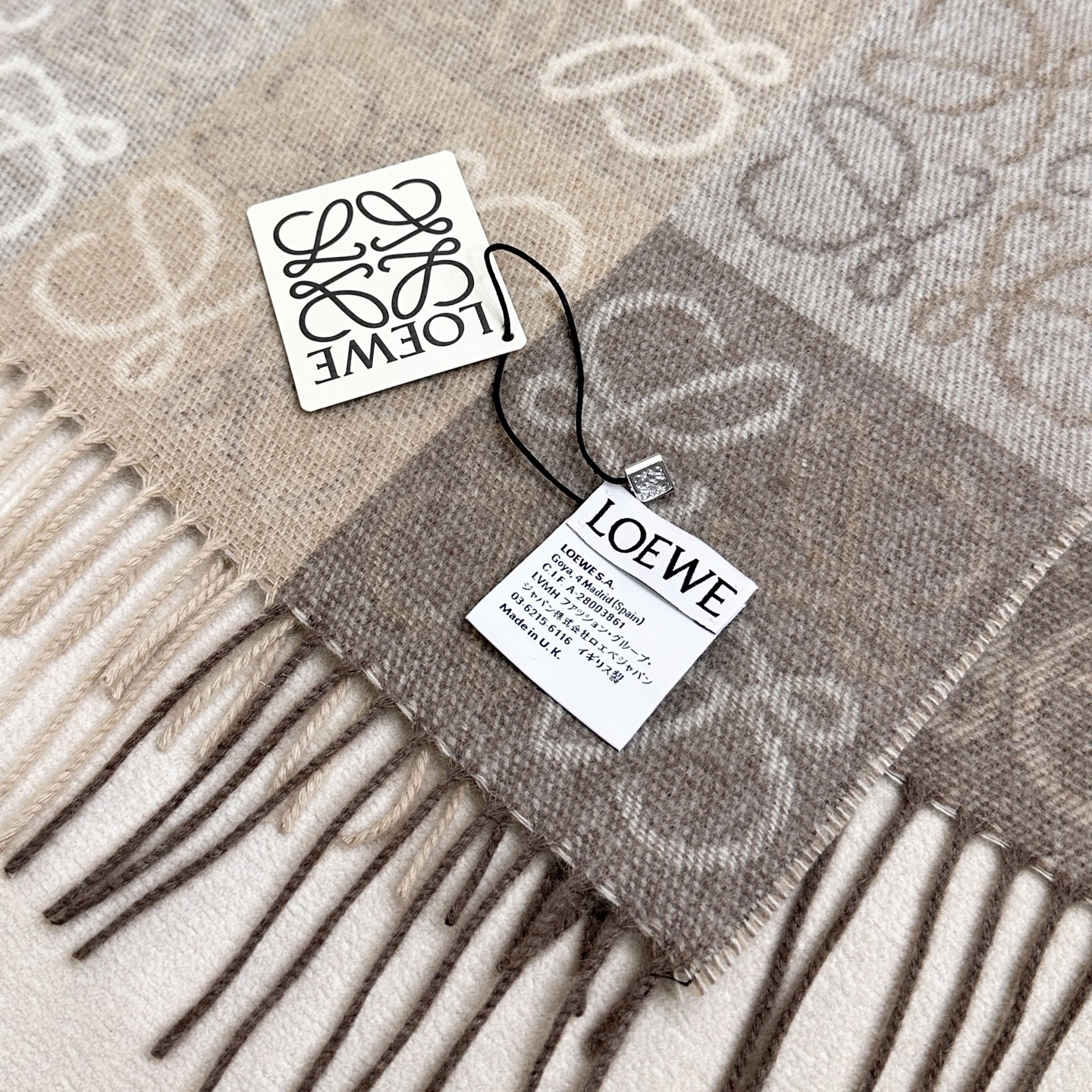 原单品质(性价比超高)𝐋𝐨𝐞𝐰𝐞 最。爆款！双面棋格围巾 三色Size：180x40cm 90%羊毛10