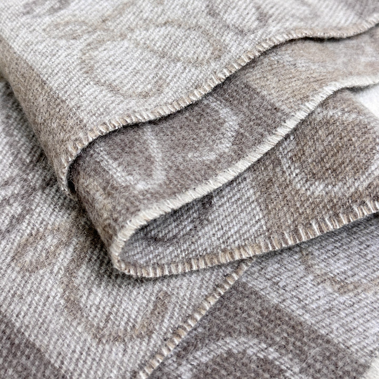 原单品质(性价比超高)𝐋𝐨𝐞𝐰𝐞 最。爆款！双面棋格围巾 三色Size：180x40cm 90%羊毛10