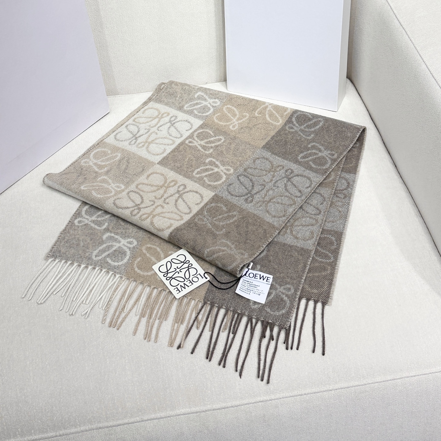 原单品质(性价比超高)𝐋𝐨𝐞𝐰𝐞 最。爆款！双面棋格围巾 三色Size：180x40cm 90%羊毛10