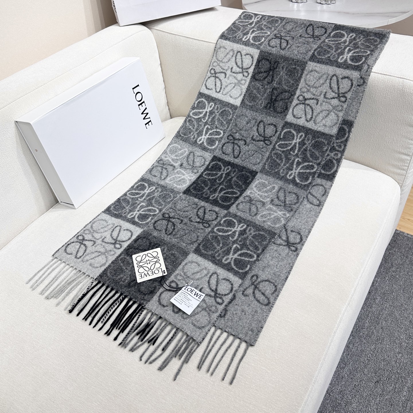 原单品质(性价比超高)𝐋𝐨𝐞𝐰𝐞 最。爆款！双面棋格围巾 三色Size：180x40cm 90%羊毛10