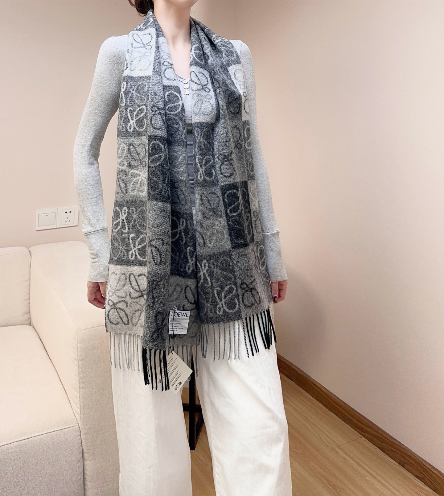 原单品质(性价比超高)𝐋𝐨𝐞𝐰𝐞 最。爆款！双面棋格围巾 三色Size：180x40cm 90%羊毛10