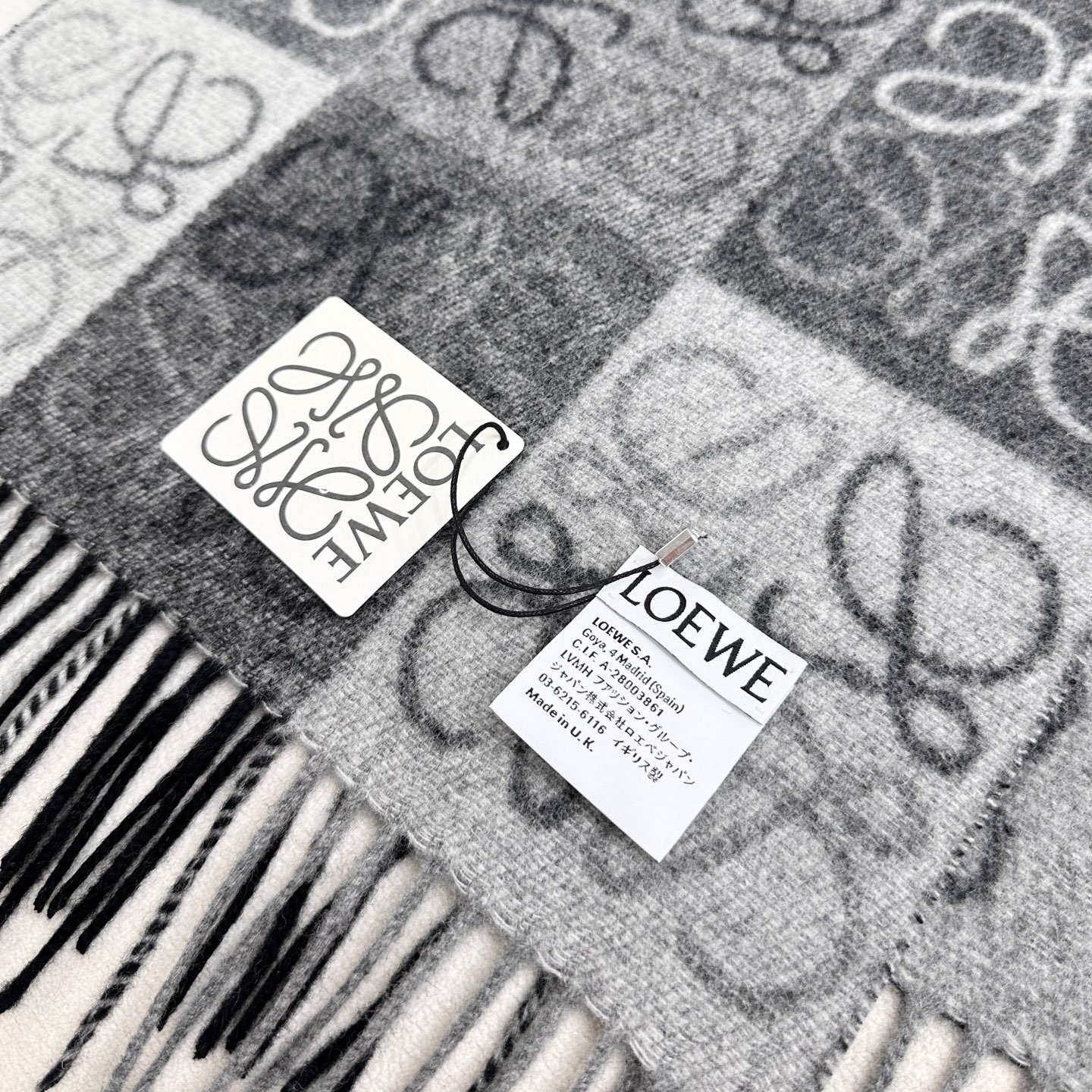 原单品质(性价比超高)𝐋𝐨𝐞𝐰𝐞 最。爆款！双面棋格围巾 三色Size：180x40cm 90%羊毛10