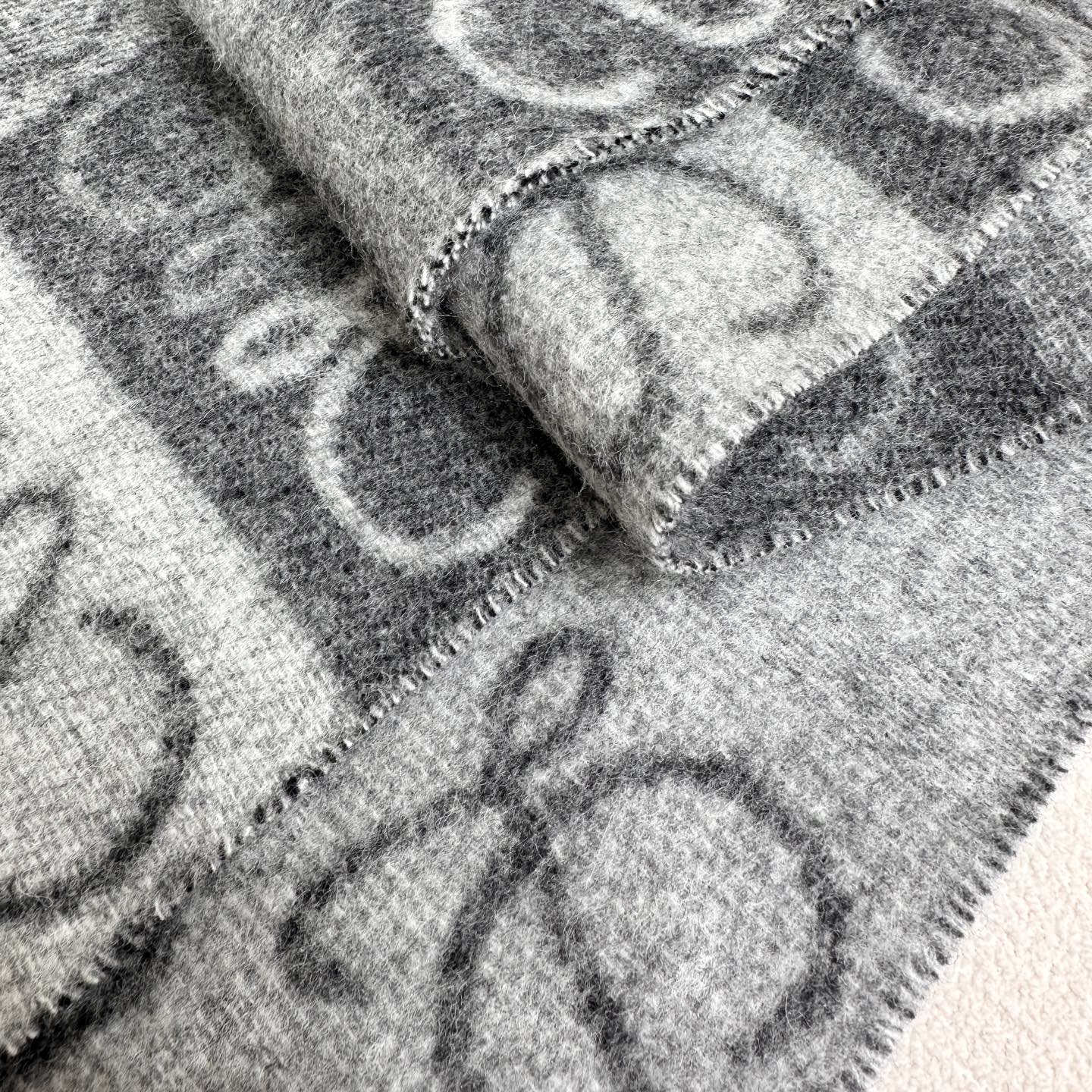 原单品质(性价比超高)𝐋𝐨𝐞𝐰𝐞 最。爆款！双面棋格围巾 三色Size：180x40cm 90%羊毛10