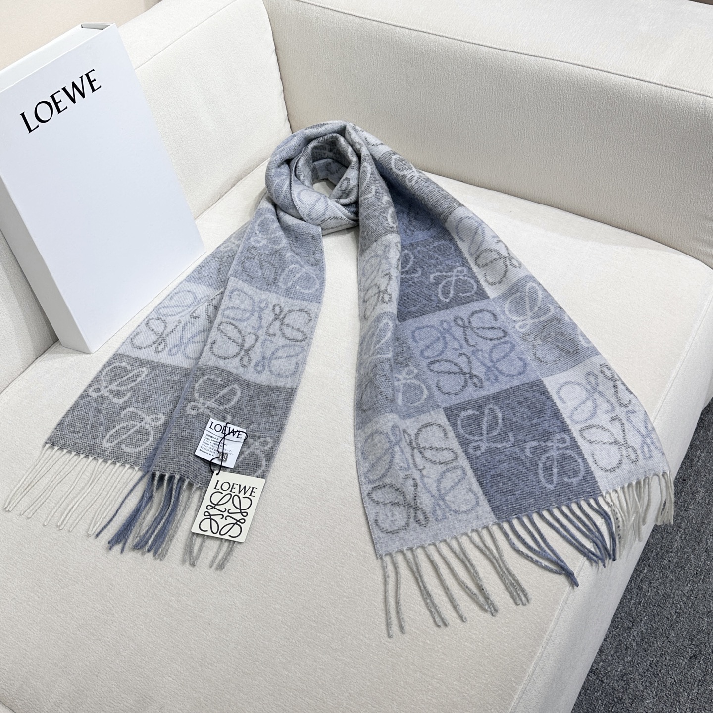 原单品质(性价比超高)𝐋𝐨𝐞𝐰𝐞 最。爆款！双面棋格围巾 三色Size：180x40cm 90%羊毛10