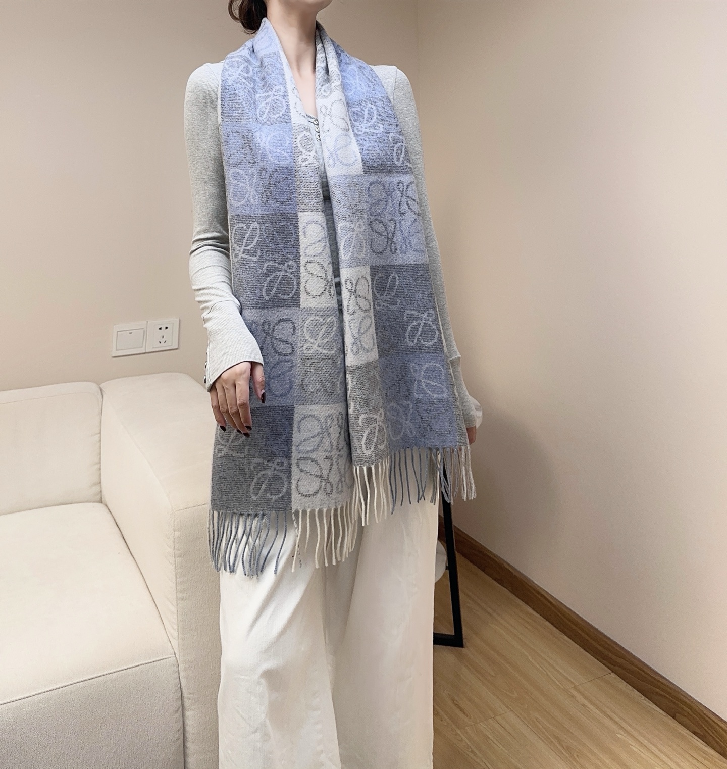 NO:603370,Original order quality (super cost-effective) most popular model!  Double-sided checkerboard scarf, three colors, Size 180x40cm, 90 wool, 10 cashmere, out of stock in the store, popular model, neutral style, simple and elegant logo jacquard, checkerboard gradient color card, full of high-end sense, simple and versatile. Highly recommended for gift giving!  high version scarf, high version scarf19860909原单品质(性价比超高) 最爆款！双面棋格围巾 三色 Size180x40cm90羊毛10羊绒  专店缺货爆款 中性风 简约大气的标识提花 棋盘格渐变色卡 高级感十足 简约百搭.送礼也是超级推荐！高版本围巾,高版本围巾,scarf