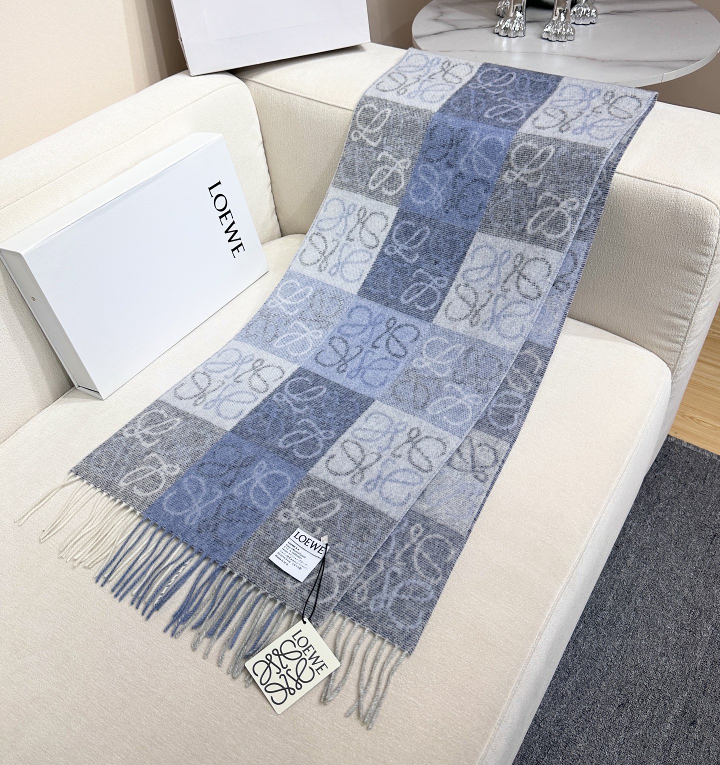 原单品质(性价比超高)𝐋𝐨𝐞𝐰𝐞 最。爆款！双面棋格围巾 三色Size：180x40cm 90%羊毛10