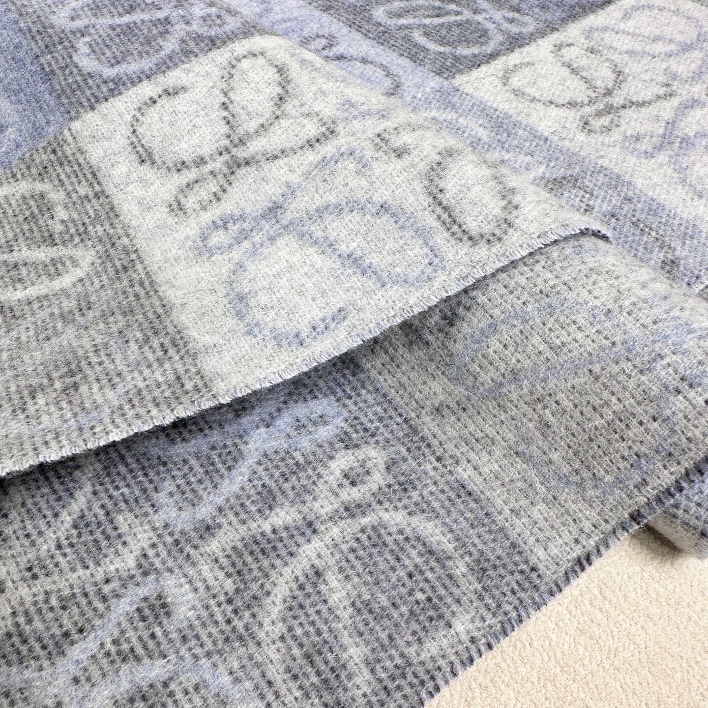 原单品质(性价比超高)𝐋𝐨𝐞𝐰𝐞 最。爆款！双面棋格围巾 三色Size：180x40cm 90%羊毛10