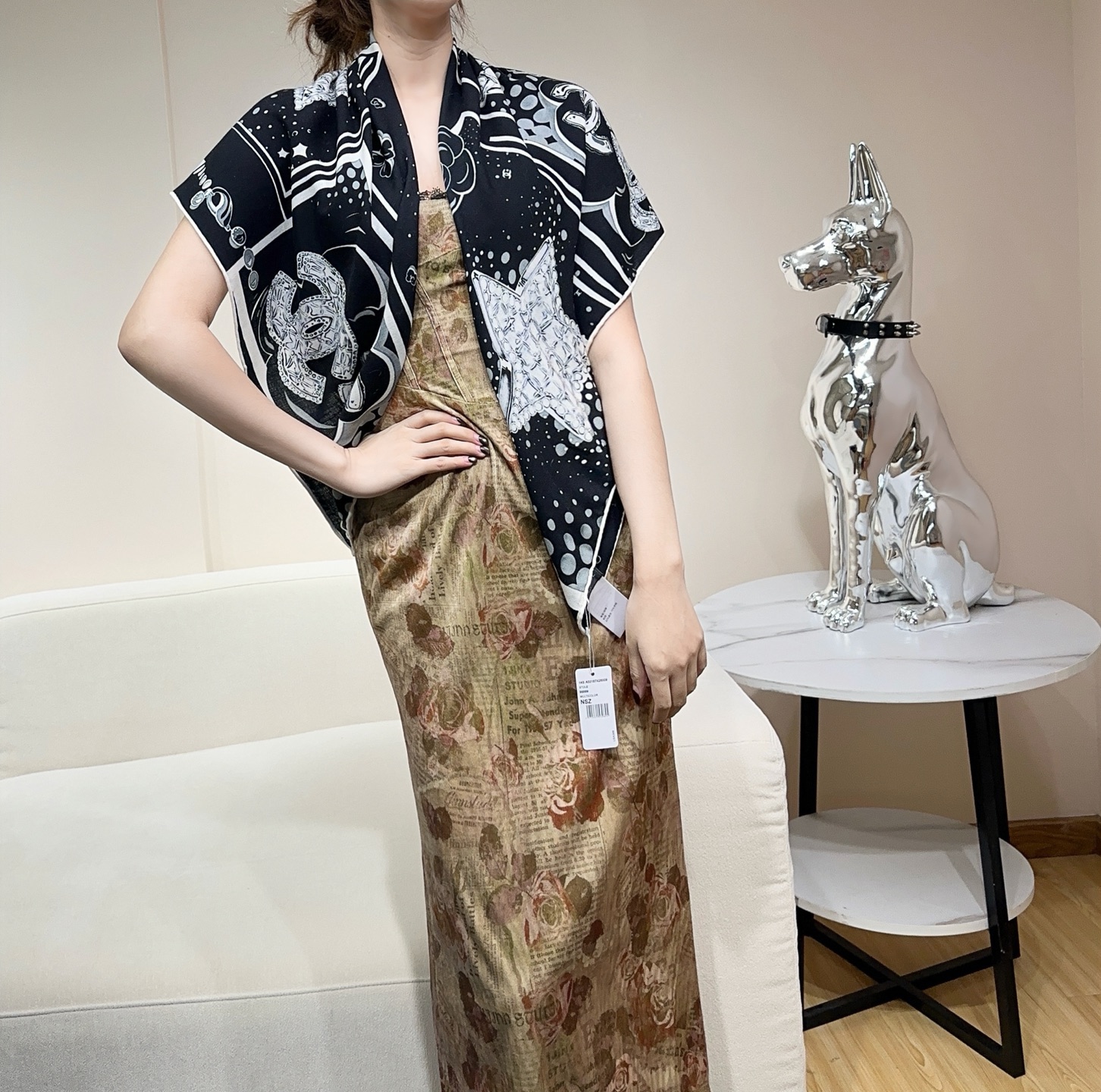 P200✨上新💛香奈儿【110尺寸 双面同色 丝毛款】 羊绒方巾‼️抢‼️VIP推荐 ‼️👍下手一定要快【高端 大爱 ‼️纯羊绒 婴儿触感舒服到飞❤️女人尤物 货极少 四季都可以用‼️真心美的让人非常非常心动 上身效果简直美翻了 品质非常完美👍‼️ 整个围巾给人大牌气场的同时又非常精致秀丽💟绝对值得入手的新款💟‼️ 实物一拿到就会庆幸自己是女人的绝美好货😂 值得品鉴‼️完美气质品味Ditails首选👍VIP们 上‼️🌟尺寸:110*110cm。70%羊绒+30%真丝