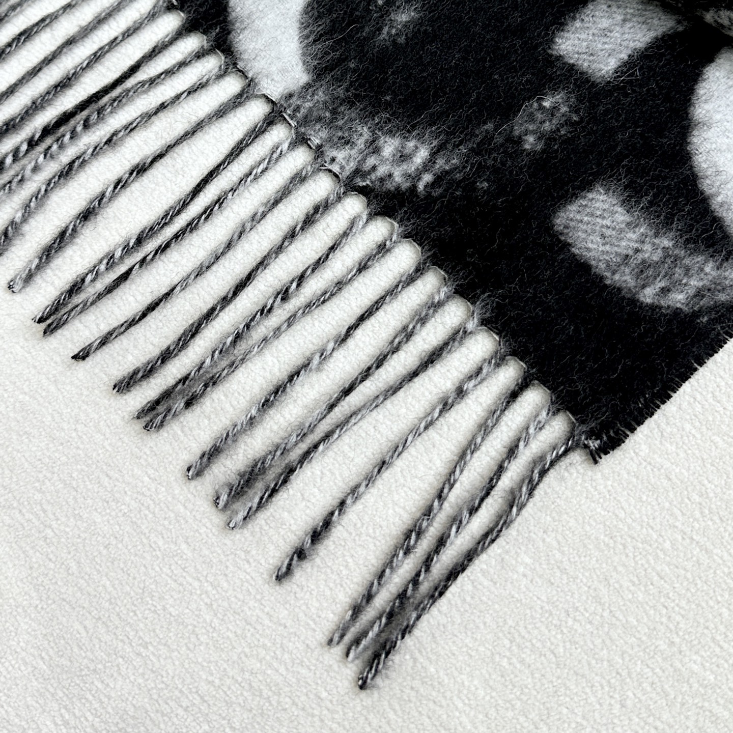 上新💟Chanel25B双面大logo披肩围巾是双面~黑灰色调200*70cm，但触感很好哦在空调房里当