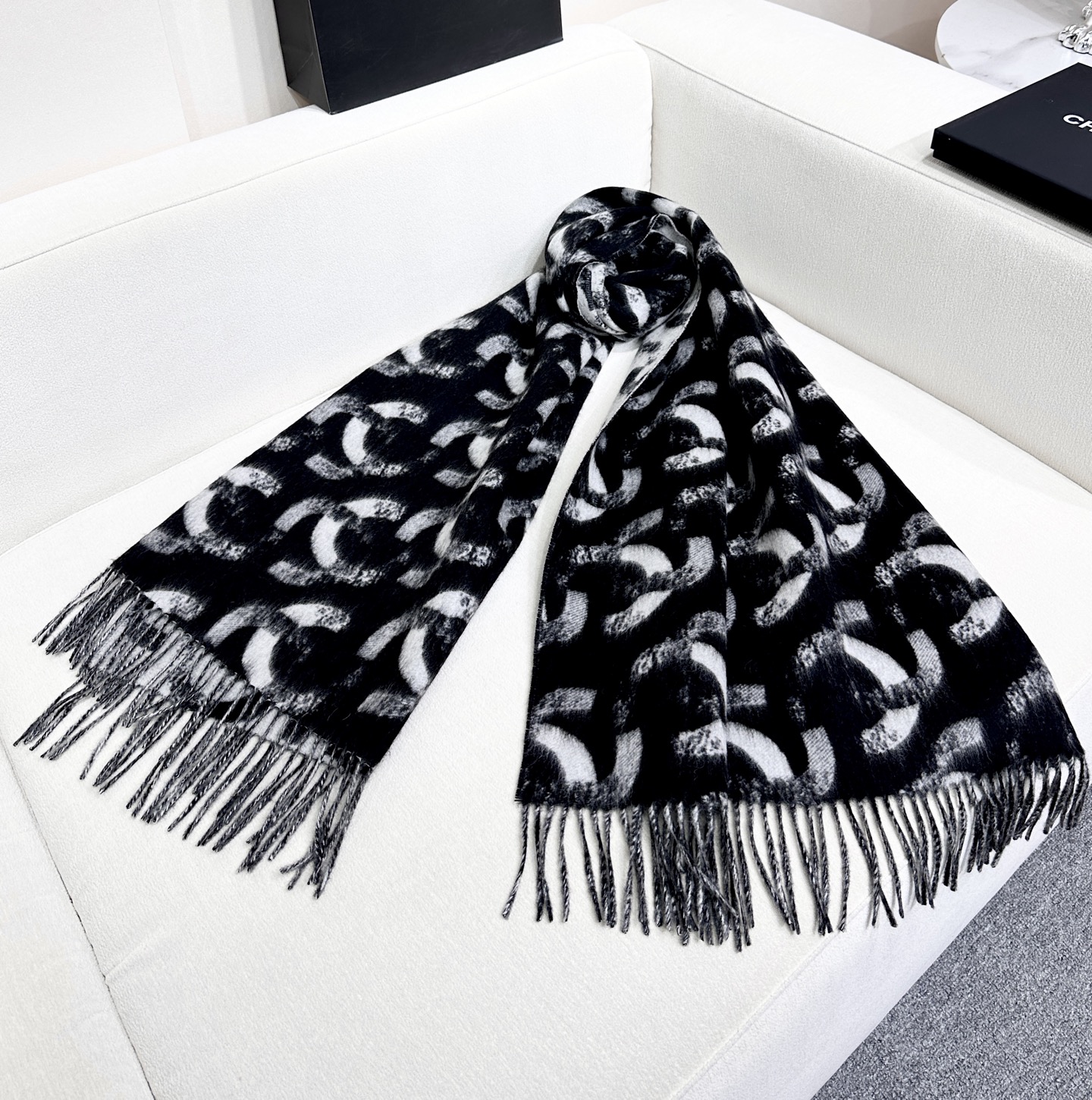 上新💟Chanel25B双面大logo披肩围巾是双面~黑灰色调200*70cm，但触感很好哦在空调房里当