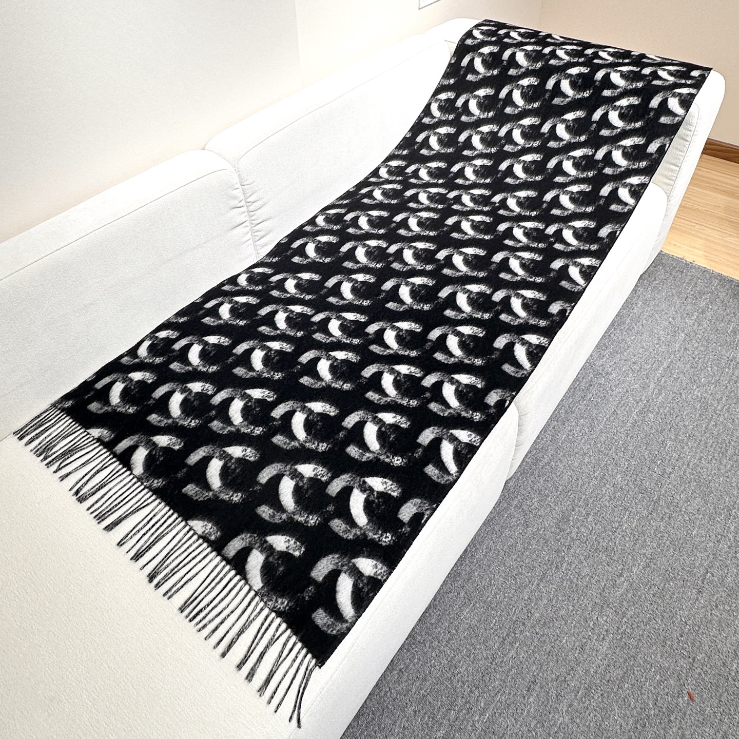 上新💟Chanel25B双面大logo披肩围巾是双面~黑灰色调200*70cm，但触感很好哦在空调房里当