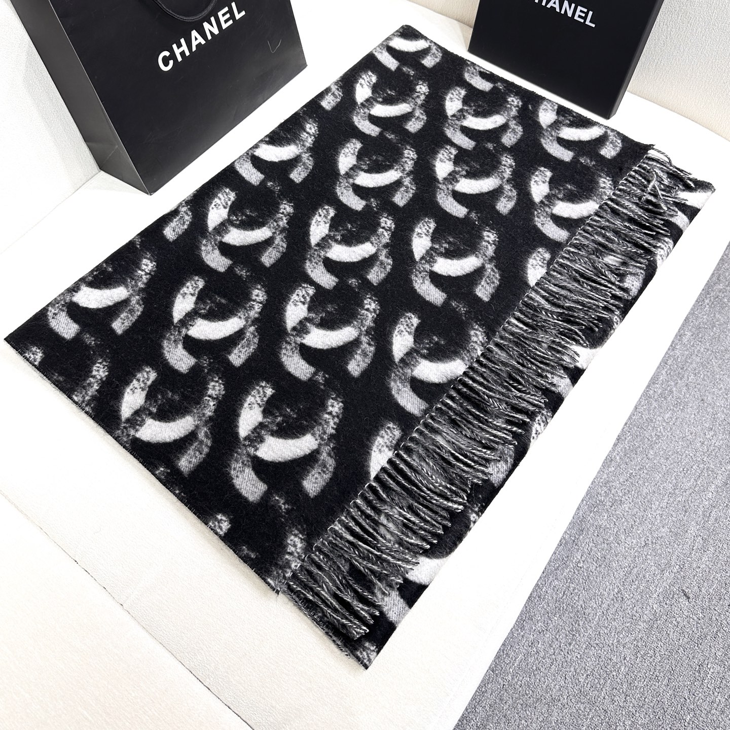 上新💟Chanel25B双面大logo披肩围巾是双面~黑灰色调200*70cm，但触感很好哦在空调房里当
