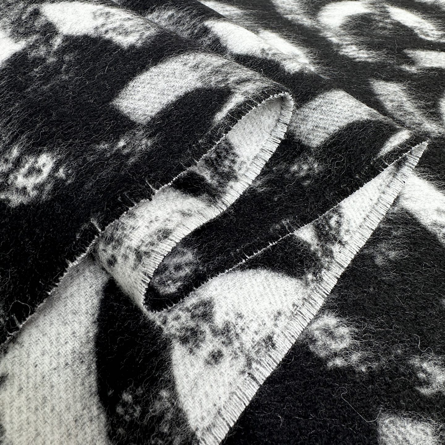 上新💟Chanel25B双面大logo披肩围巾是双面~黑灰色调200*70cm，但触感很好哦在空调房里当