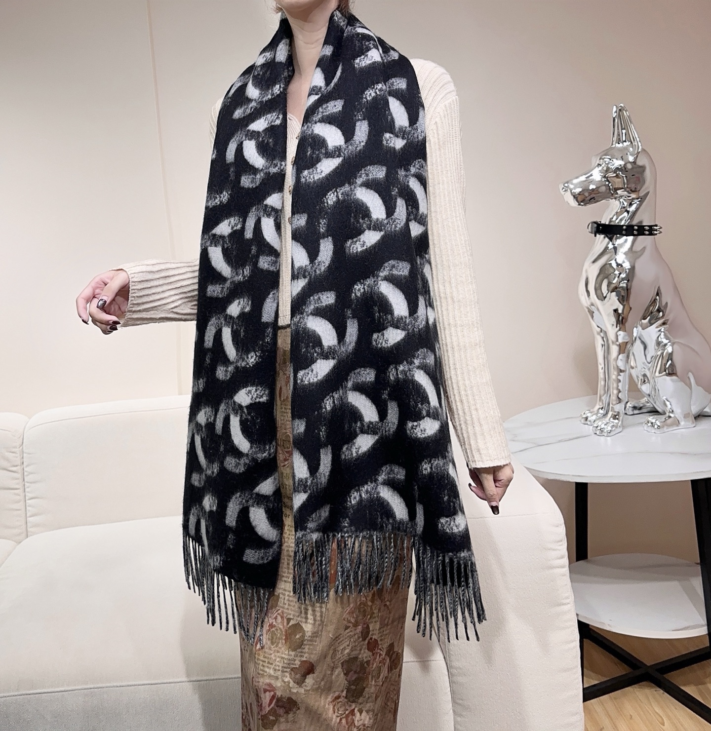 上新💟Chanel25B双面大logo披肩围巾是双面~黑灰色调200*70cm，但触感很好哦在空调房里当