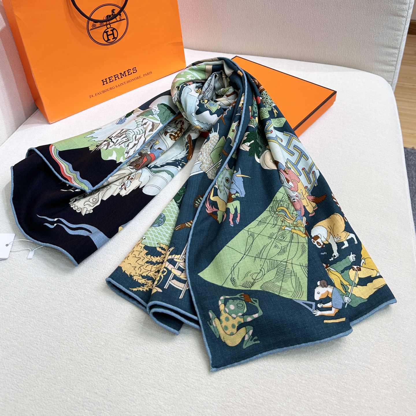 “马术学院”140双面同色丝毛披肩～Hermes 手工卷边丝毛方巾（30%桑蚕丝70%羊毛）这款爱马仕的