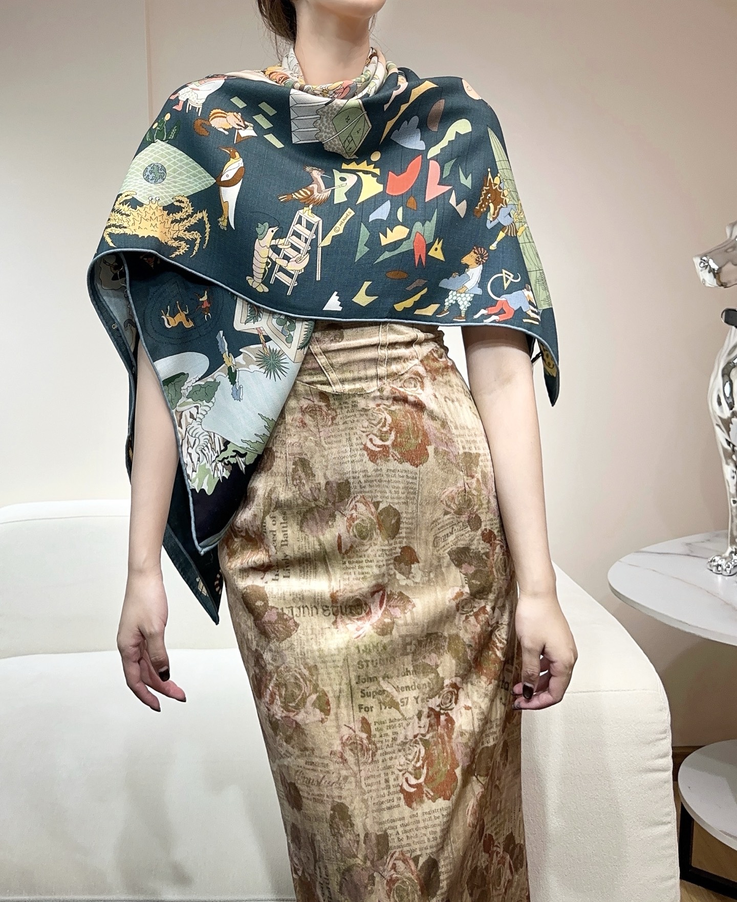 “马术学院”140双面同色丝毛披肩～Hermes 手工卷边丝毛方巾（30%桑蚕丝70%羊毛）这款爱马仕的