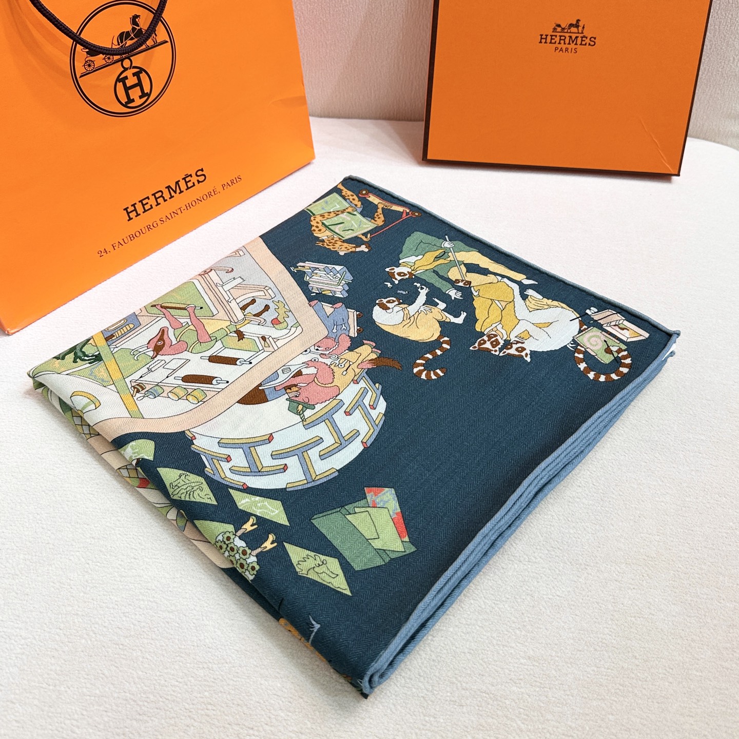 “马术学院”140双面同色丝毛披肩～Hermes 手工卷边丝毛方巾（30%桑蚕丝70%羊毛）这款爱马仕的