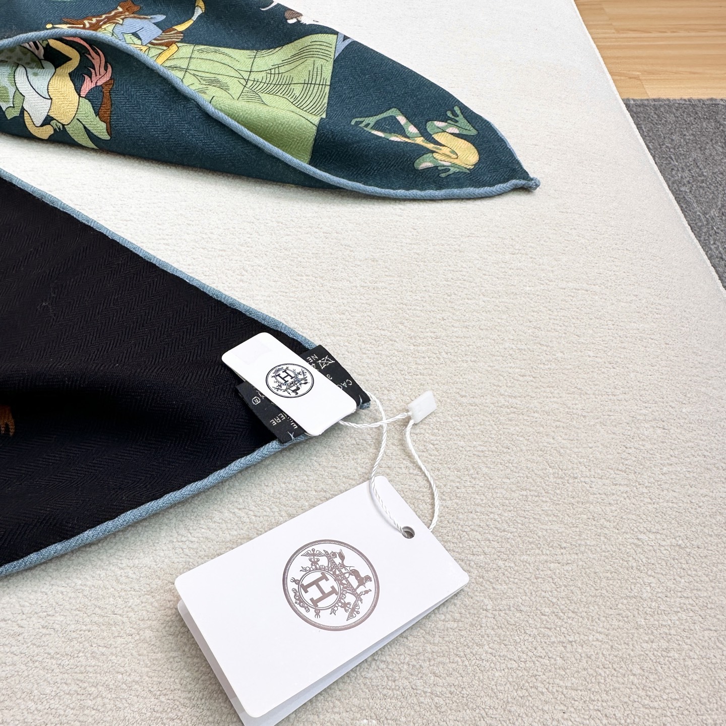 “马术学院”140双面同色丝毛披肩～Hermes 手工卷边丝毛方巾（30%桑蚕丝70%羊毛）这款爱马仕的