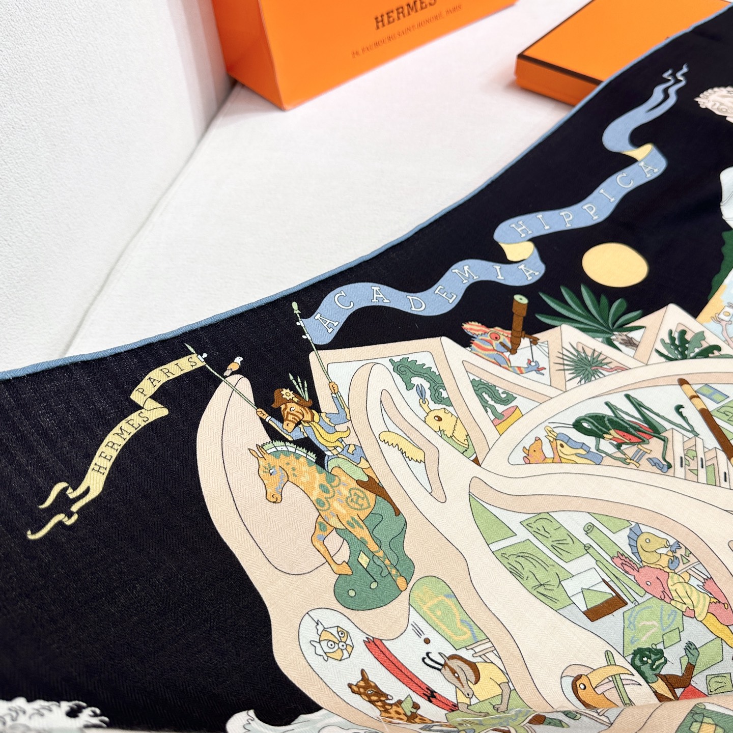 “马术学院”140双面同色丝毛披肩～Hermes 手工卷边丝毛方巾（30%桑蚕丝70%羊毛）这款爱马仕的