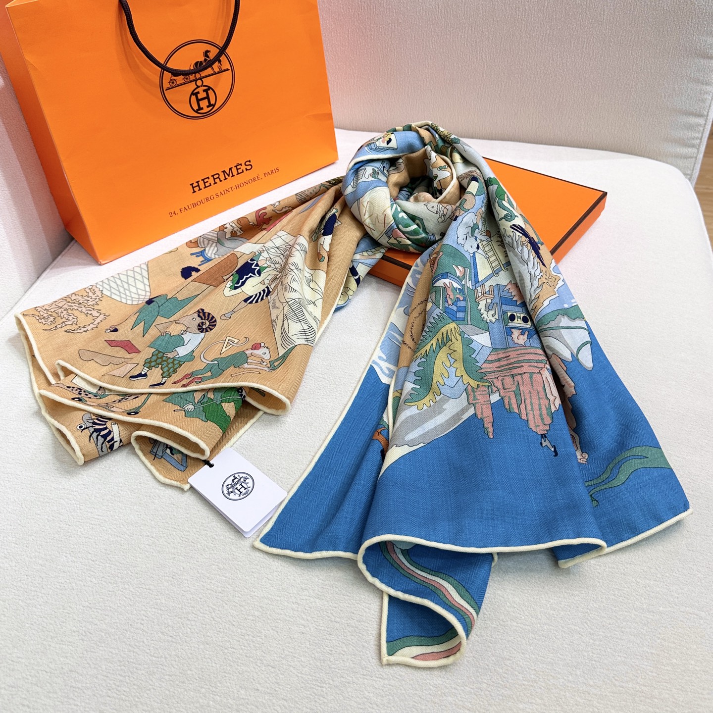 “马术学院”140双面同色丝毛披肩～Hermes 手工卷边丝毛方巾（30%桑蚕丝70%羊毛）这款爱马仕的