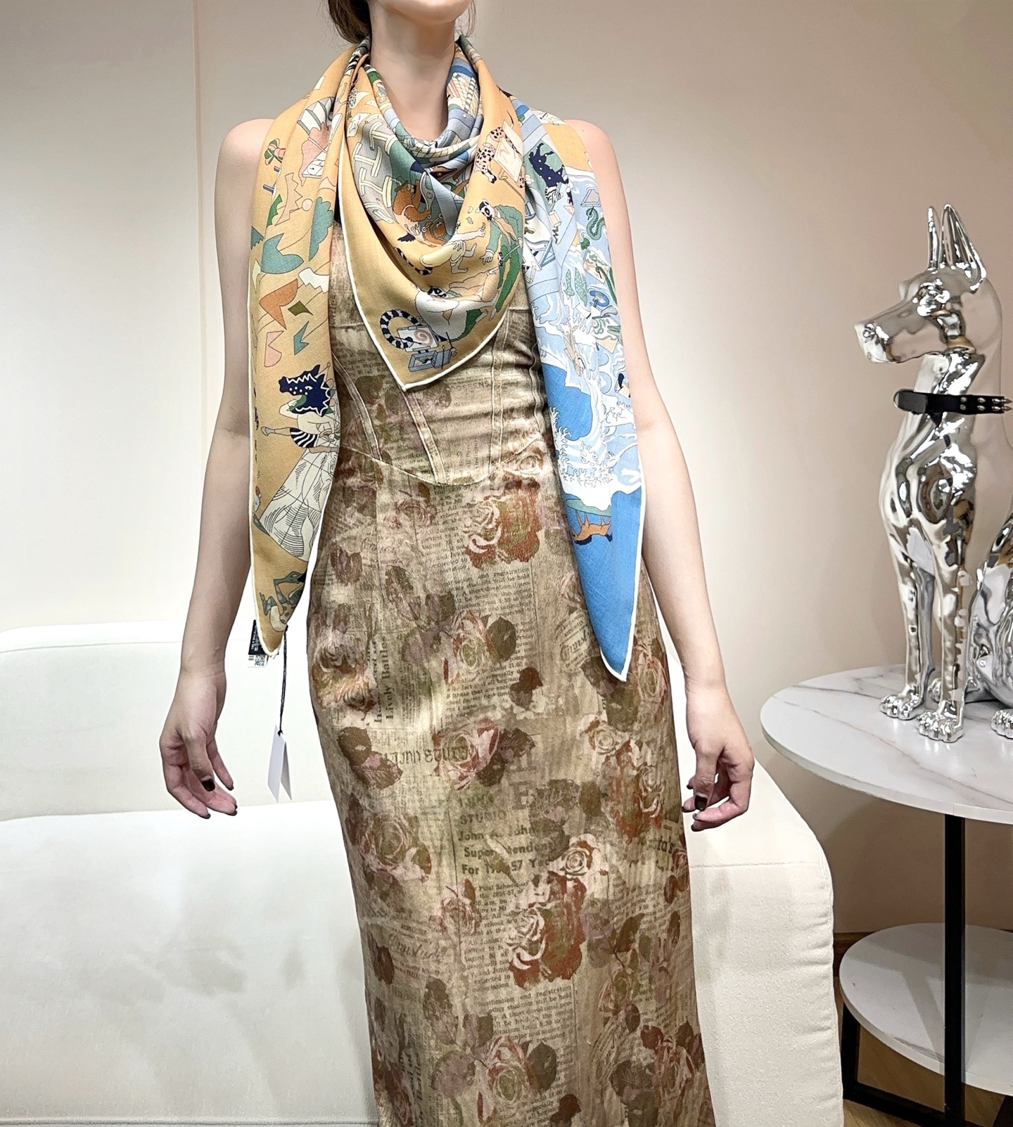 “马术学院”140双面同色丝毛披肩～Hermes 手工卷边丝毛方巾（30%桑蚕丝70%羊毛）这款爱马仕的