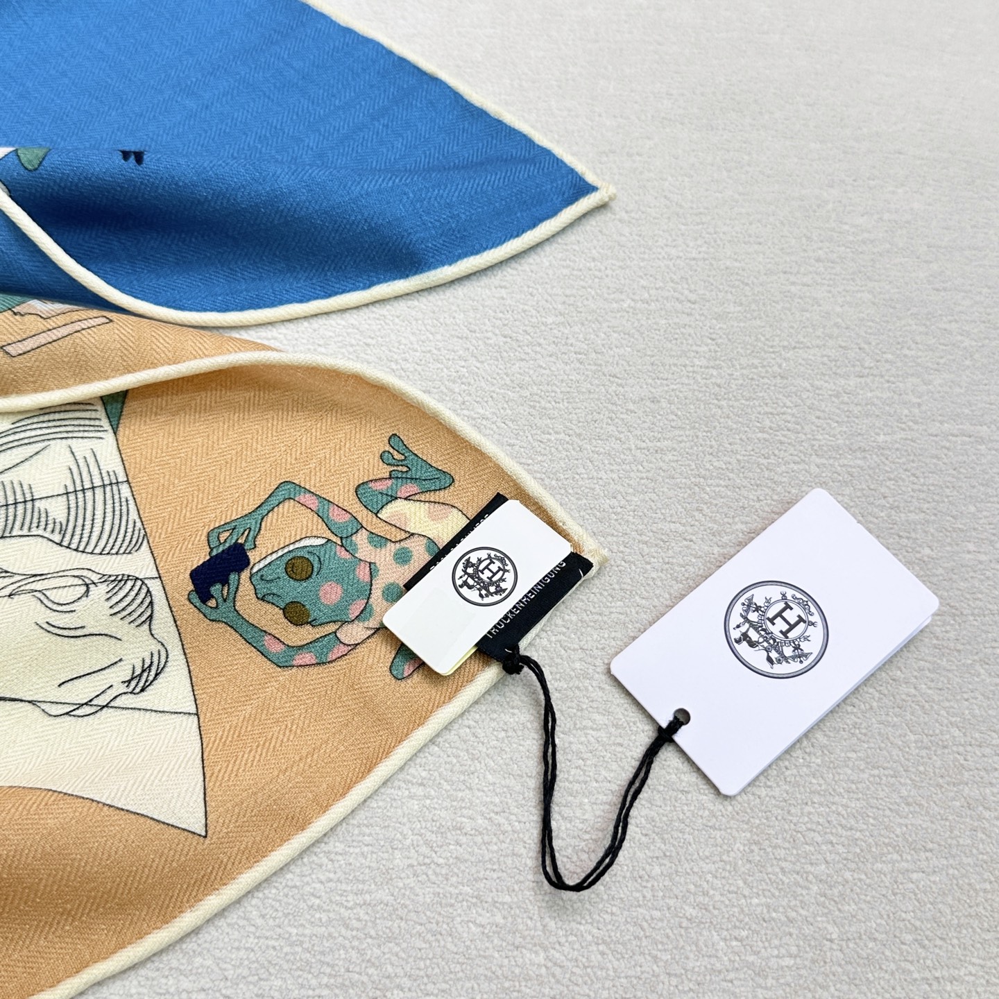 “马术学院”140双面同色丝毛披肩～Hermes 手工卷边丝毛方巾（30%桑蚕丝70%羊毛）这款爱马仕的