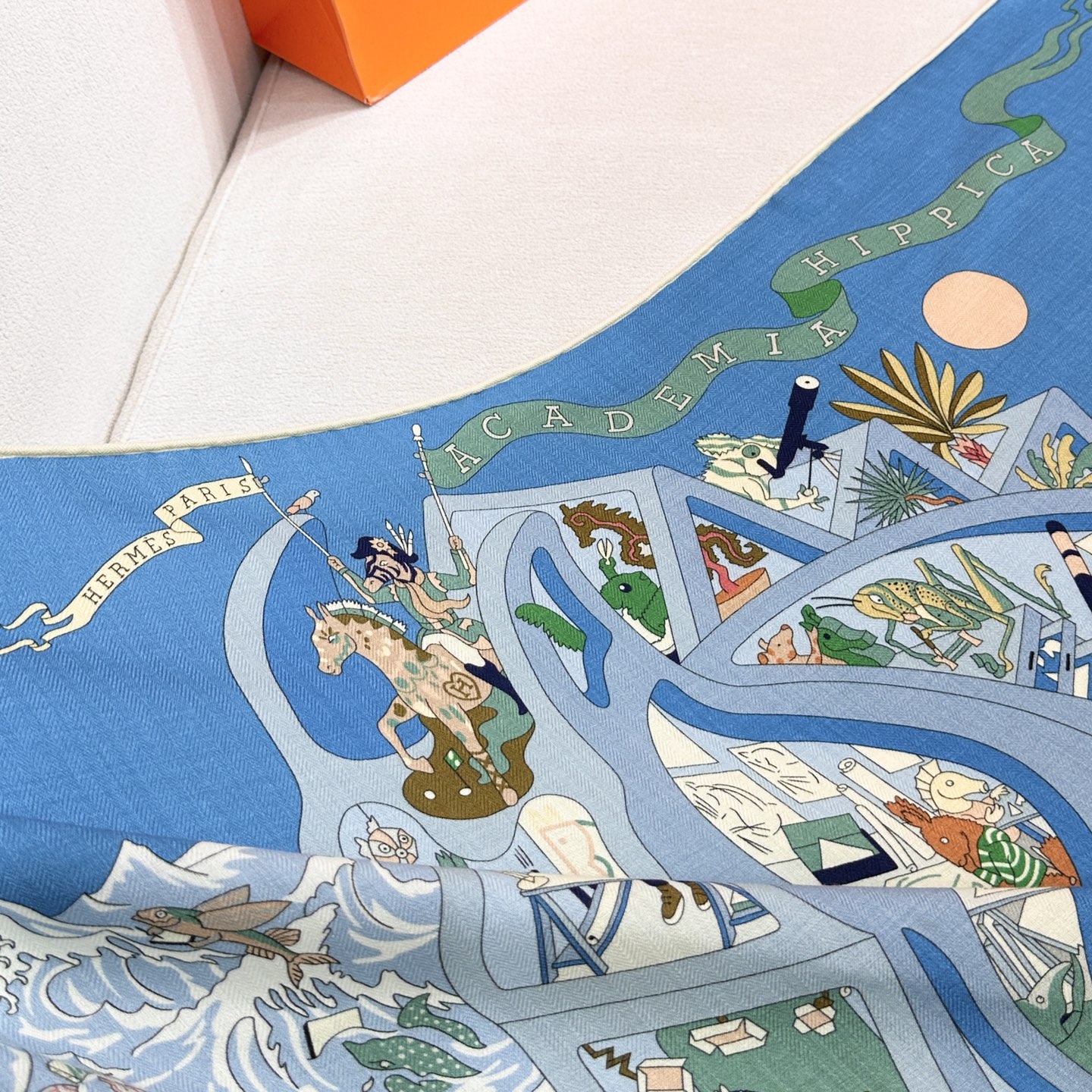 “马术学院”140双面同色丝毛披肩～Hermes 手工卷边丝毛方巾（30%桑蚕丝70%羊毛）这款爱马仕的