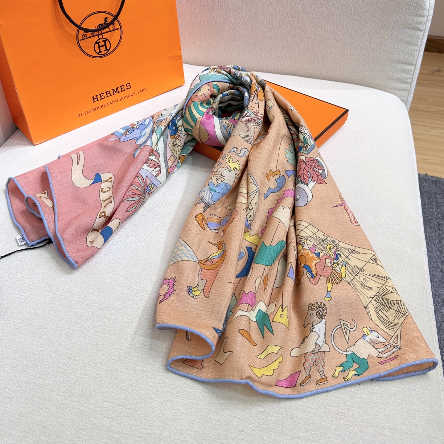 “马术学院”140双面同色丝毛披肩～Hermes 手工卷边丝毛方巾（30%桑蚕丝70%羊毛）这款爱马仕的