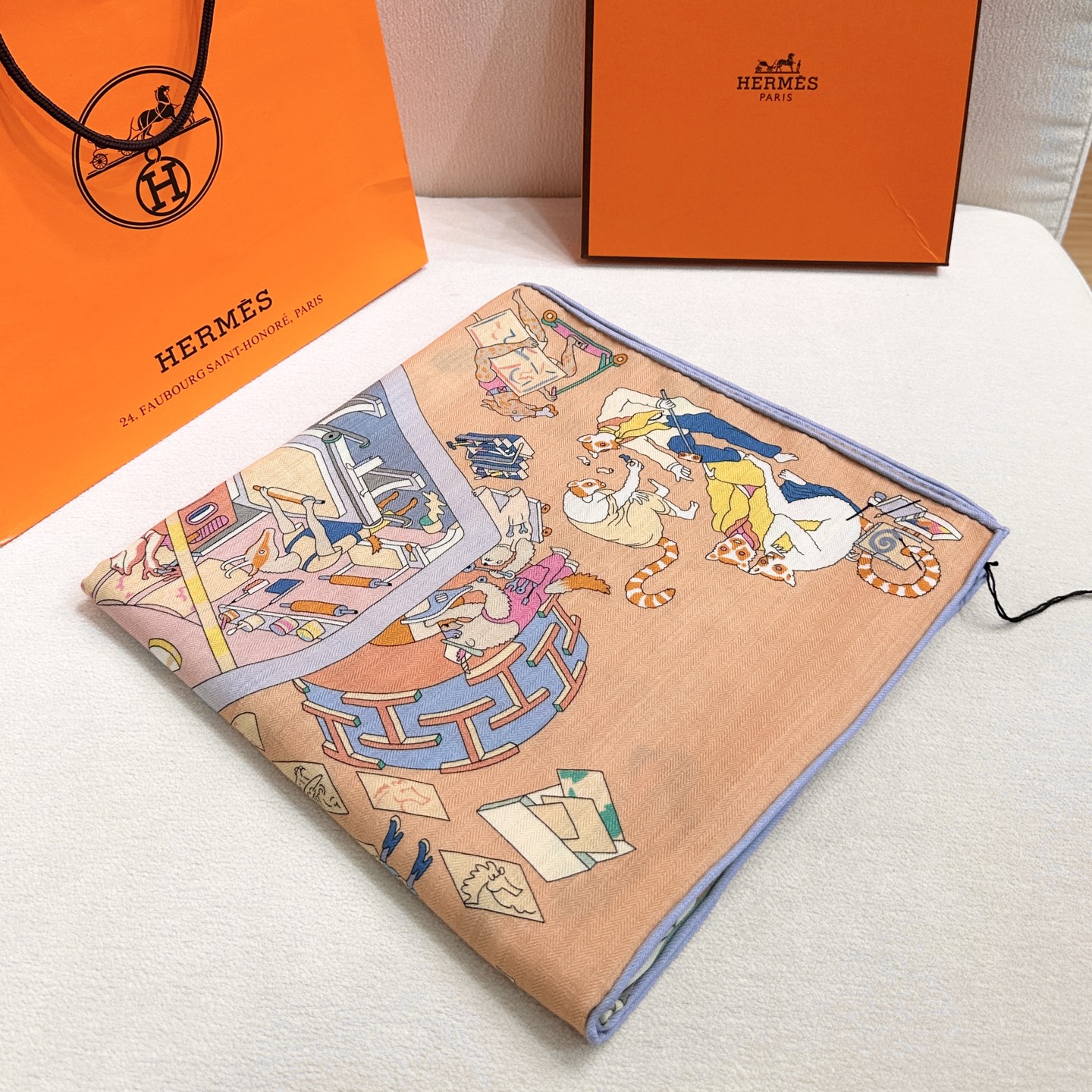 “马术学院”140双面同色丝毛披肩～Hermes 手工卷边丝毛方巾（30%桑蚕丝70%羊毛）这款爱马仕的