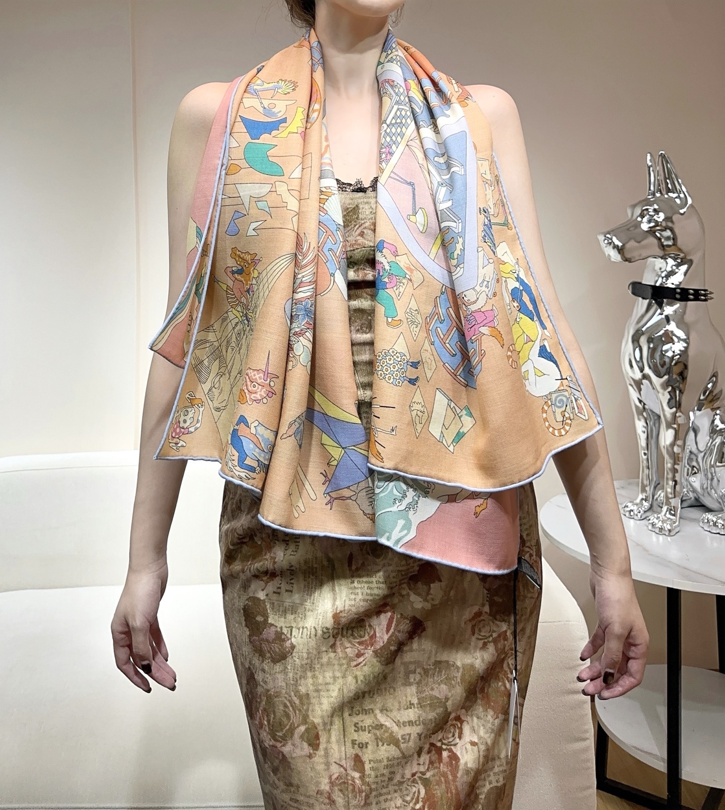 “马术学院”140双面同色丝毛披肩～Hermes 手工卷边丝毛方巾（30%桑蚕丝70%羊毛）这款爱马仕的