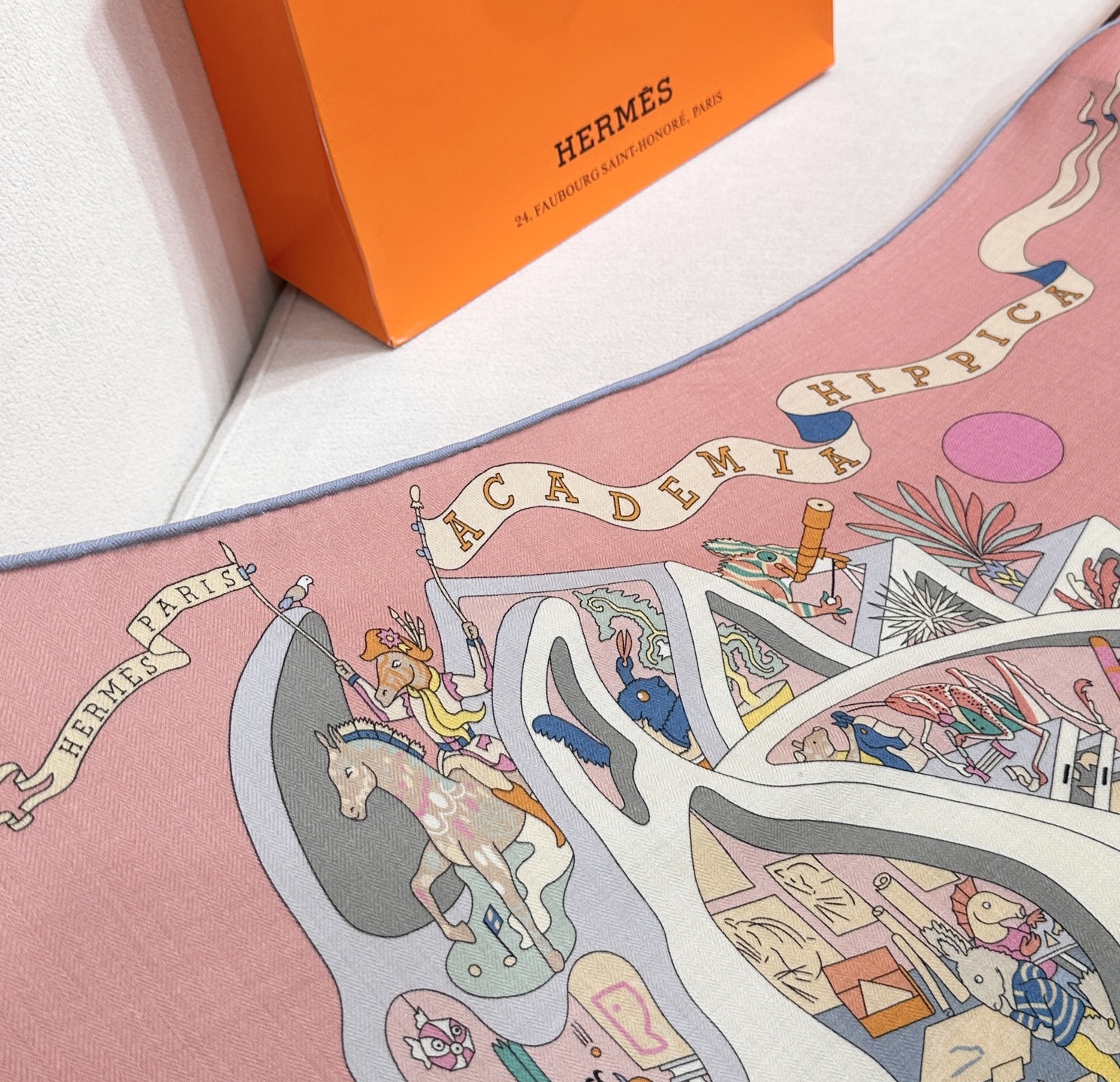 “马术学院”140双面同色丝毛披肩～Hermes 手工卷边丝毛方巾（30%桑蚕丝70%羊毛）这款爱马仕的