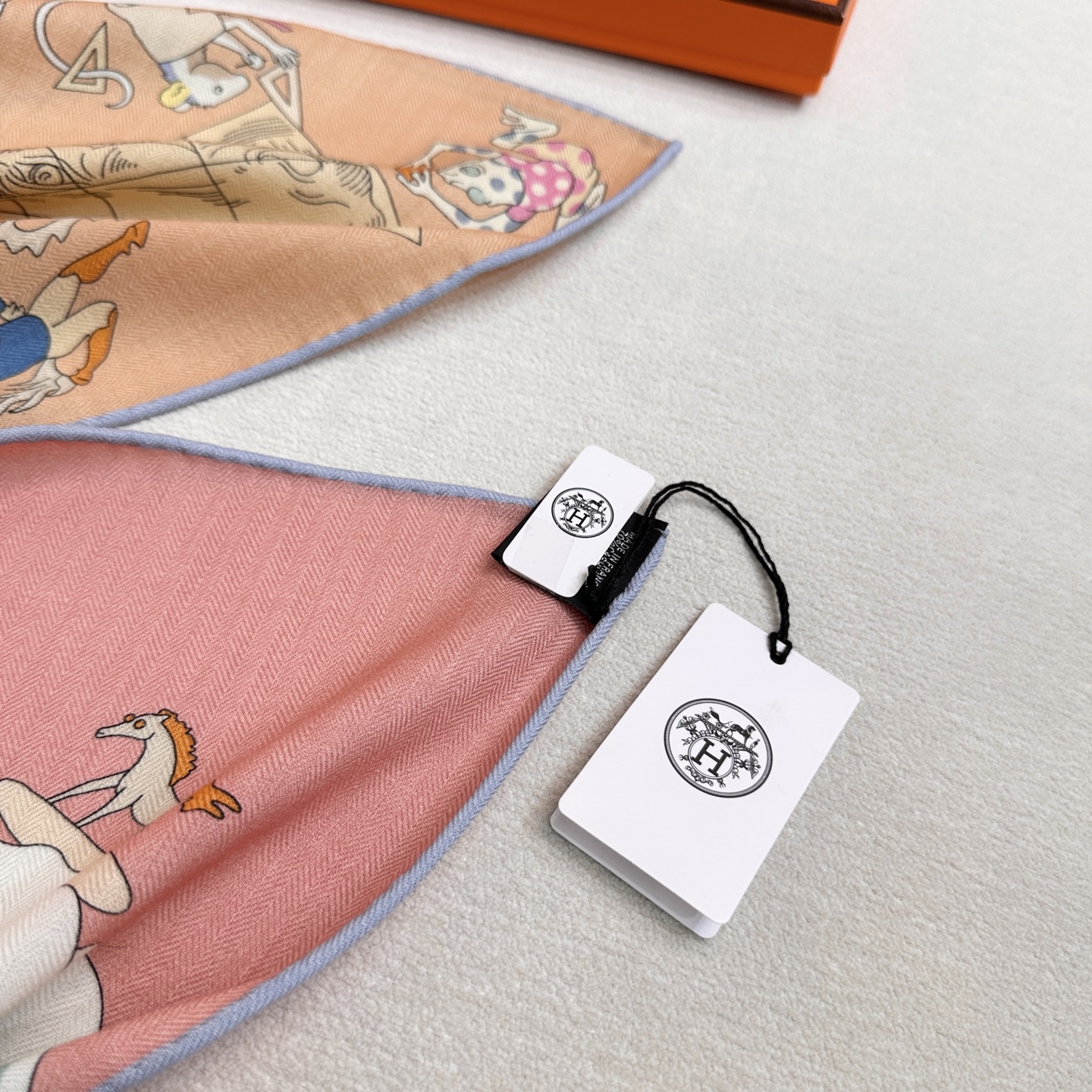 “马术学院”140双面同色丝毛披肩～Hermes 手工卷边丝毛方巾（30%桑蚕丝70%羊毛）这款爱马仕的