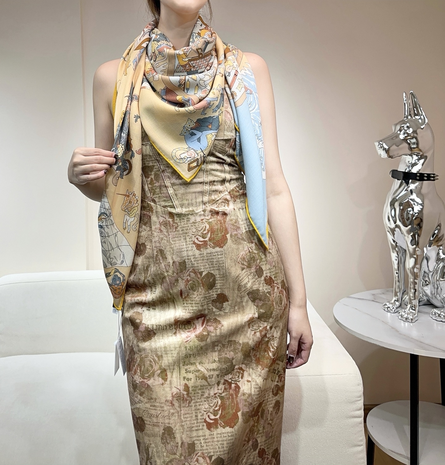 “马术学院”140双面同色丝毛披肩～Hermes 手工卷边丝毛方巾（30%桑蚕丝70%羊毛）这款爱马仕的