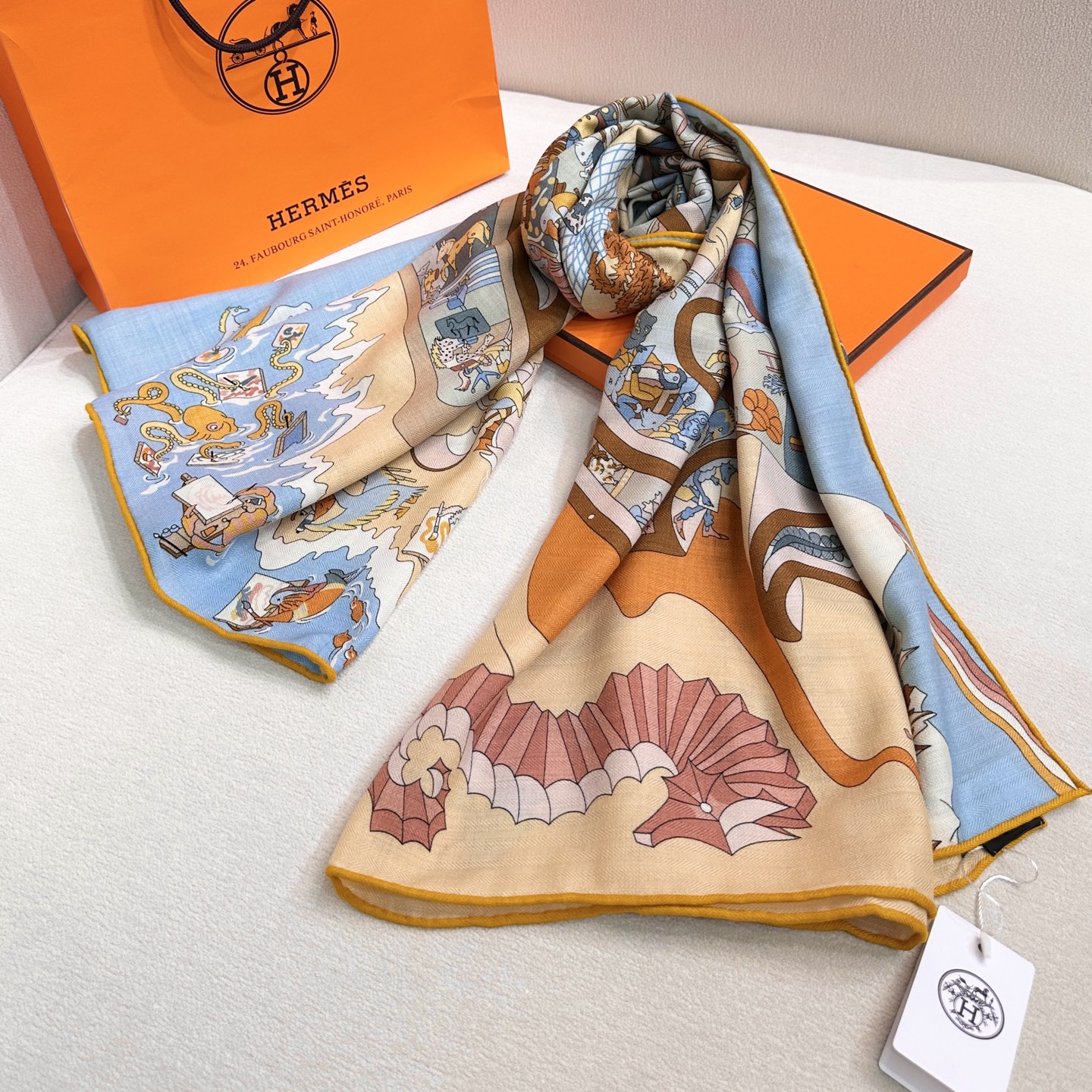 “马术学院”140双面同色丝毛披肩～Hermes 手工卷边丝毛方巾（30%桑蚕丝70%羊毛）这款爱马仕的