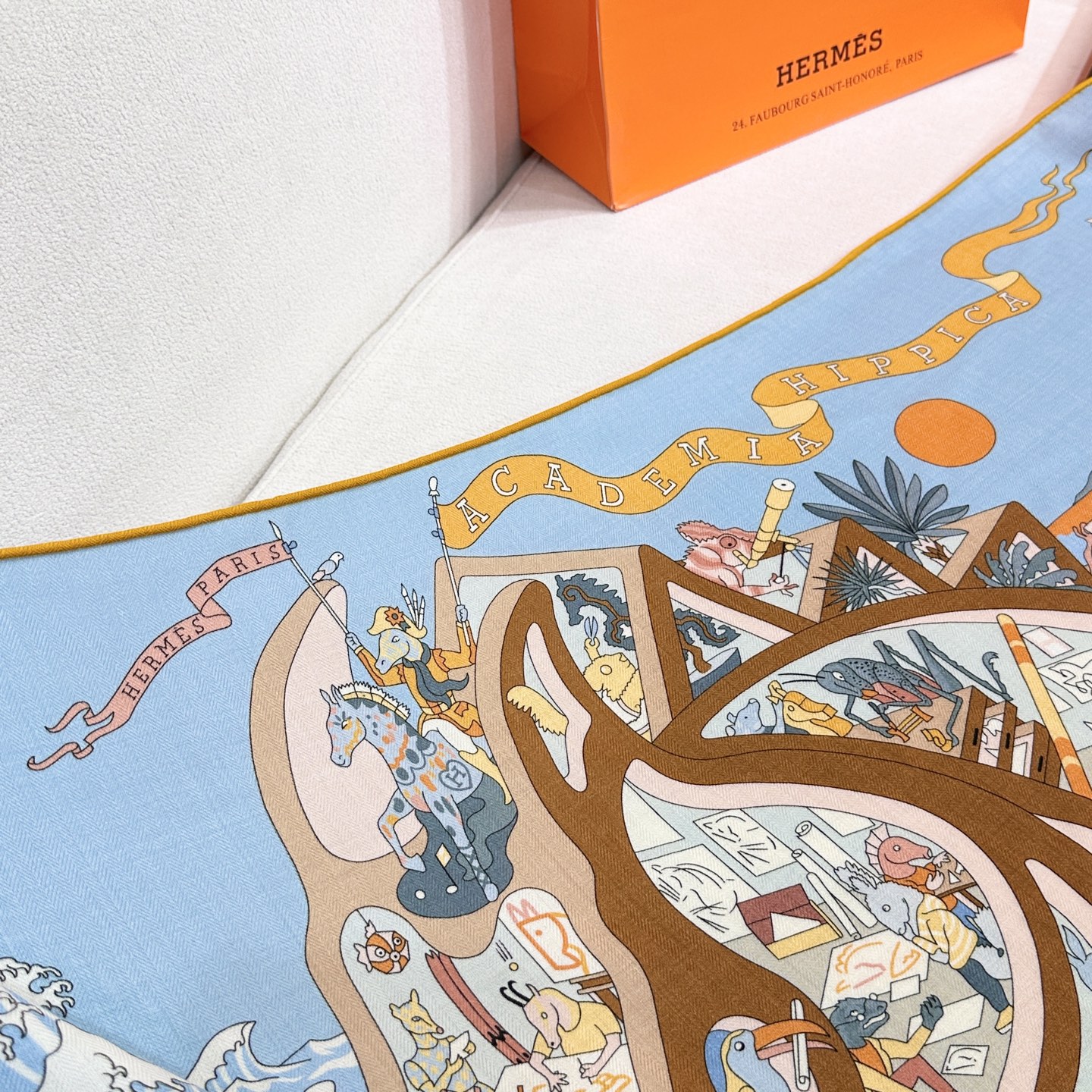 “马术学院”140双面同色丝毛披肩～Hermes 手工卷边丝毛方巾（30%桑蚕丝70%羊毛）这款爱马仕的