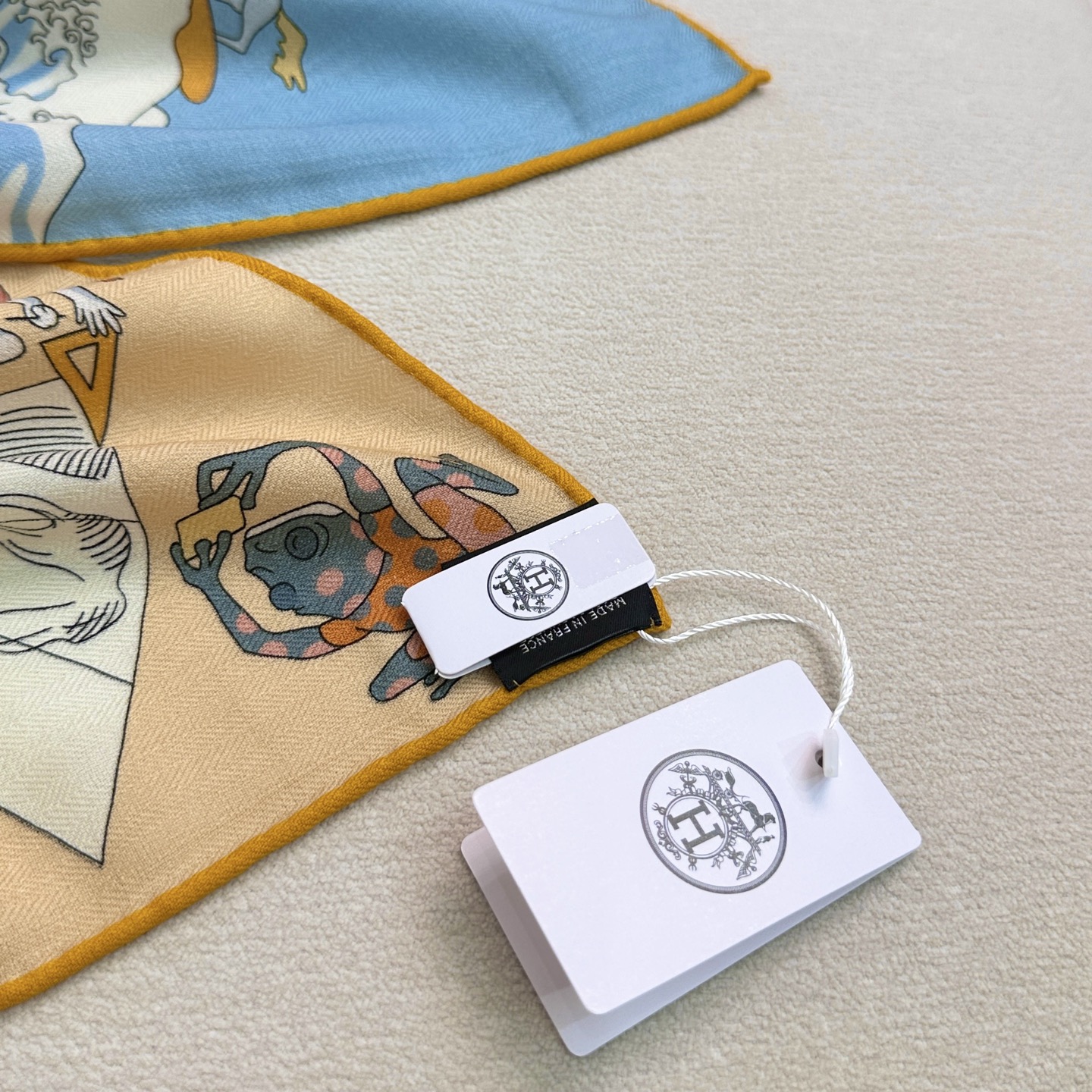 “马术学院”140双面同色丝毛披肩～Hermes 手工卷边丝毛方巾（30%桑蚕丝70%羊毛）这款爱马仕的