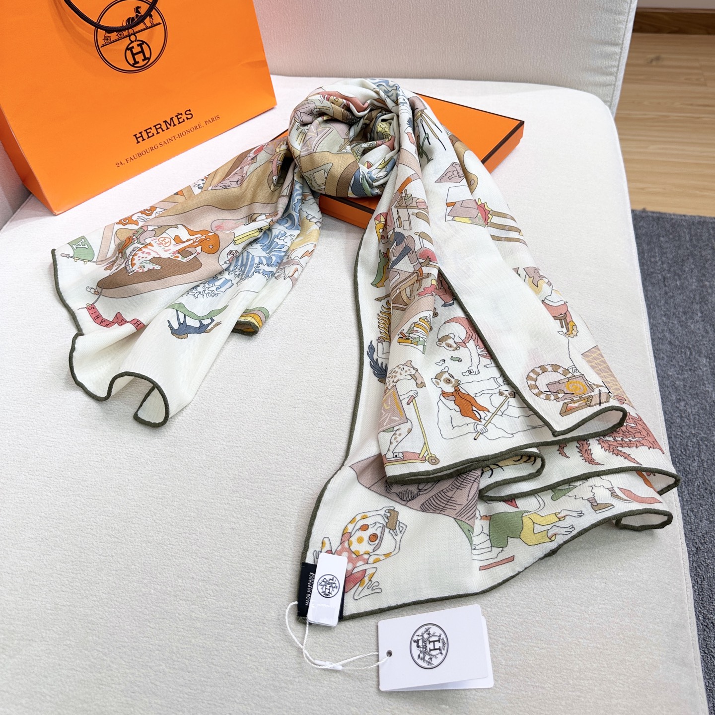 “马术学院”140双面同色丝毛披肩～Hermes 手工卷边丝毛方巾（30%桑蚕丝70%羊毛）这款爱马仕的