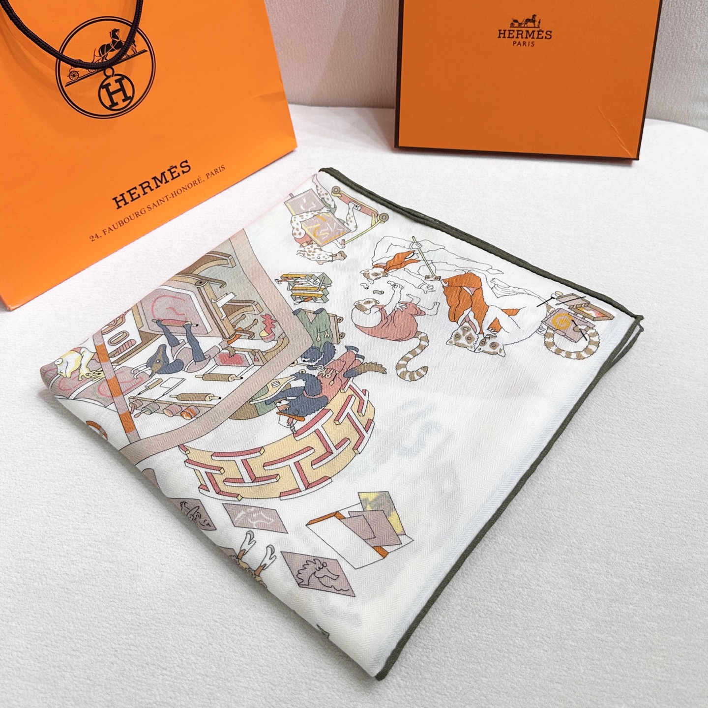 “马术学院”140双面同色丝毛披肩～Hermes 手工卷边丝毛方巾（30%桑蚕丝70%羊毛）这款爱马仕的