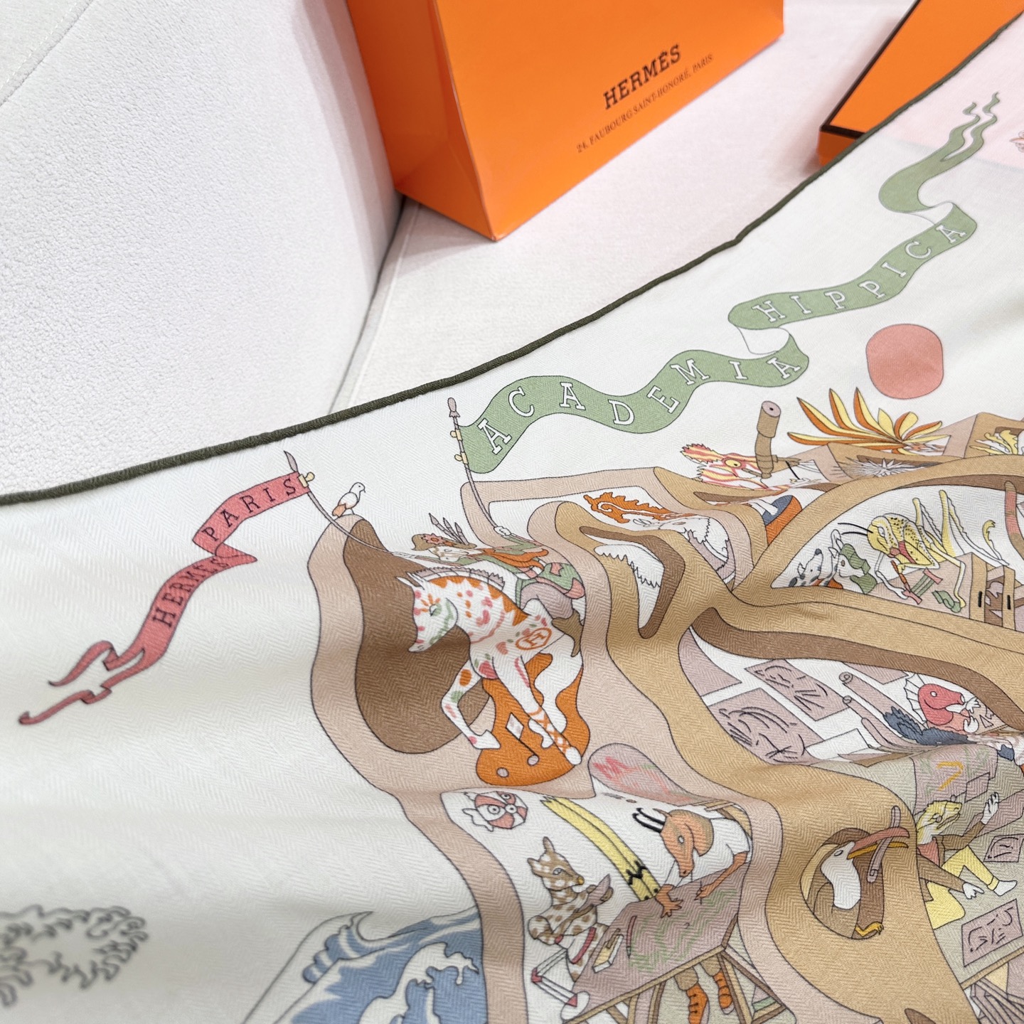 “马术学院”140双面同色丝毛披肩～Hermes 手工卷边丝毛方巾（30%桑蚕丝70%羊毛）这款爱马仕的