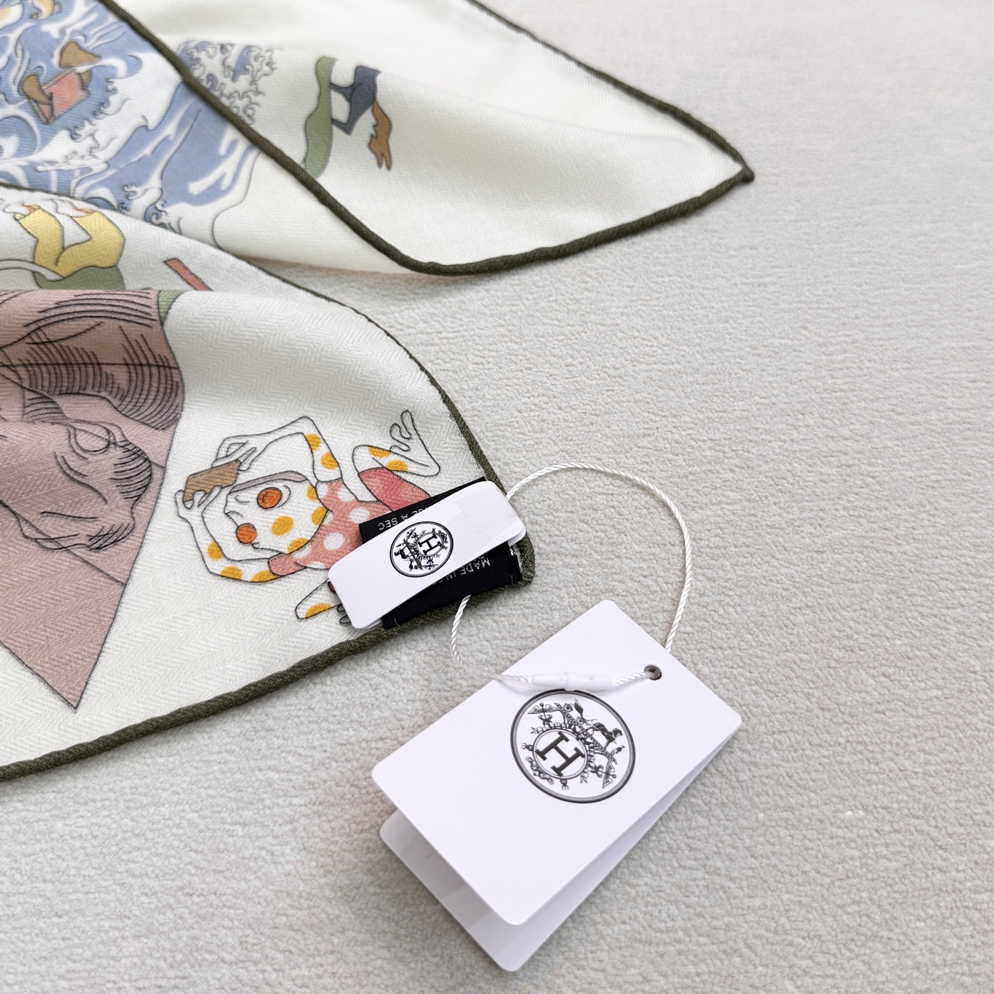 “马术学院”140双面同色丝毛披肩～Hermes 手工卷边丝毛方巾（30%桑蚕丝70%羊毛）这款爱马仕的