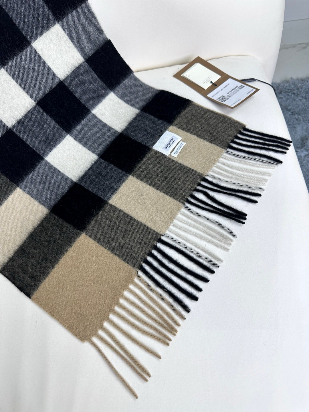 Burberry 王牌口碑burberry深度 羊绒格子围巾‼ 最新品相 目前 都换上了新标 中的