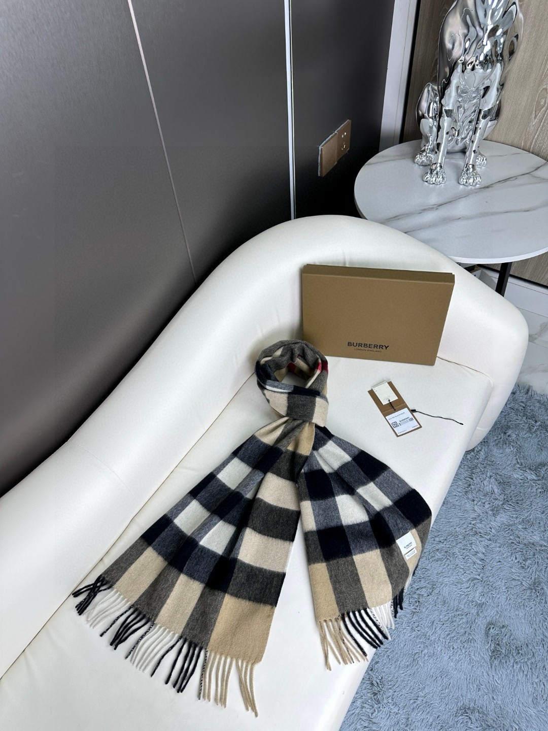 Burberry 王牌口碑burberry深度 羊绒格子围巾‼ 最新品相 目前 都换上了新标 中的