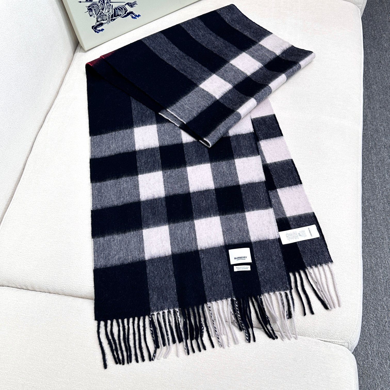 王牌口碑burberry深度经典羊绒格子围巾‼️专柜最新品相，目前专柜都换上了新标👍经典中的经典.全品相