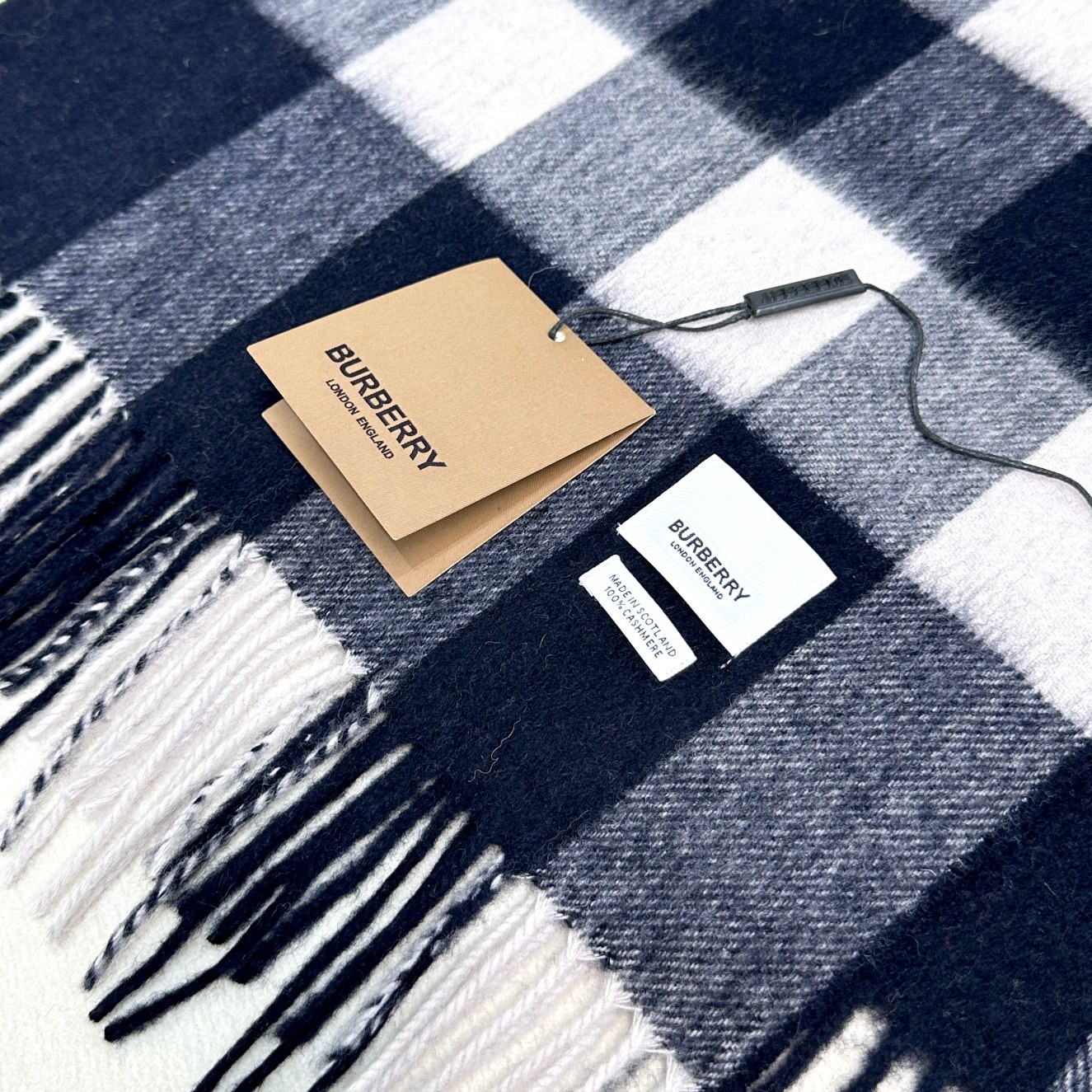 王牌口碑burberry深度经典羊绒格子围巾‼️专柜最新品相，目前专柜都换上了新标👍经典中的经典.全品相