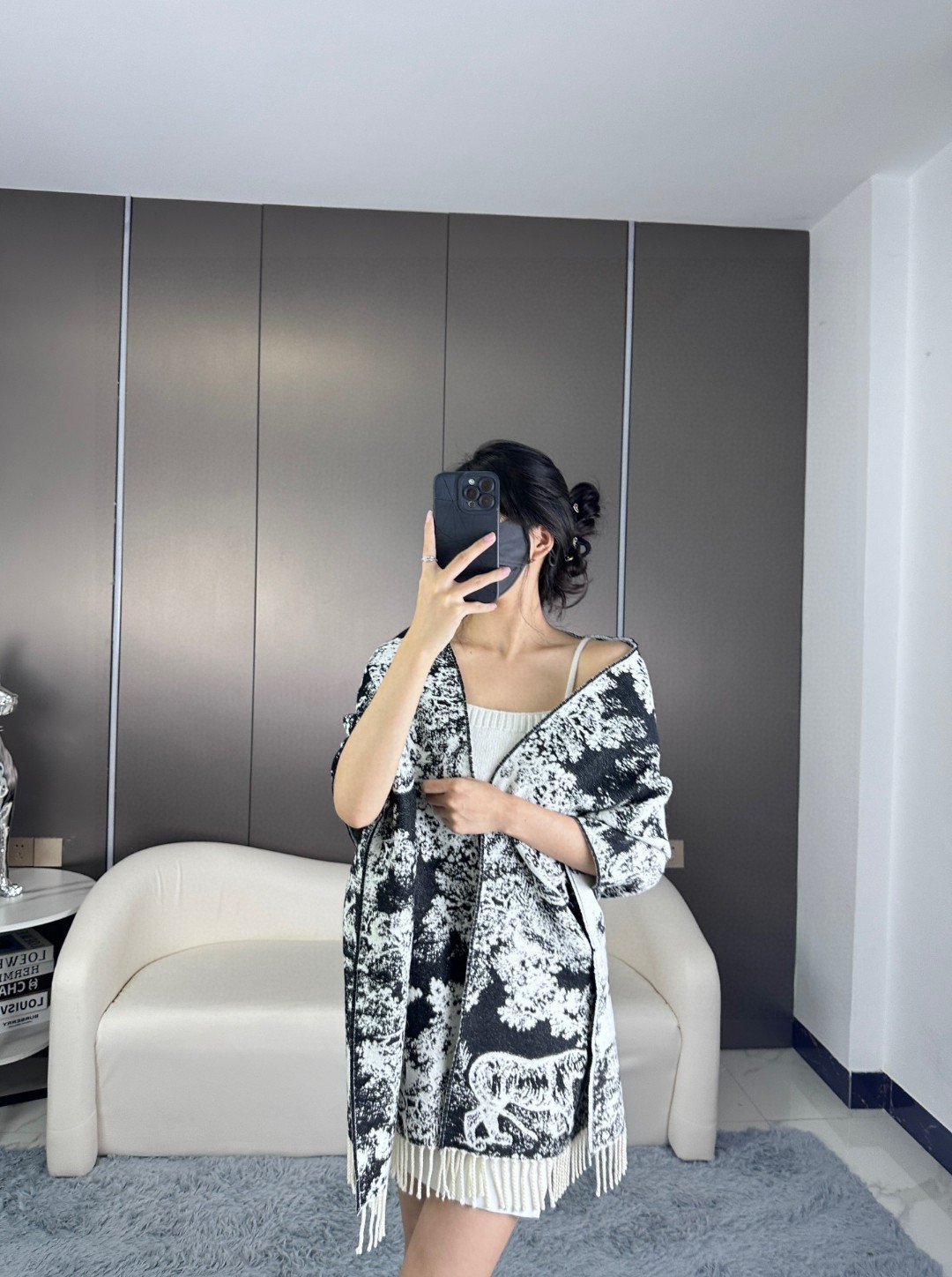 🉐️150 上新.2025年迪奥最新款到货! 这款Sauvage 茹伊印花围巾全新演绎 Dior 经典图案。采用山羊绒和羊毛混纺面料精心制作,饰以流苏饰边和 Christian Dior 标志。长款设计,可系在颈部或披在肩部。
海军蓝色 Sauvage 茹伊印花图案
Christian Dior 标志
流苏饰边
59% 山羊绒,41% 羊毛
意大利制造